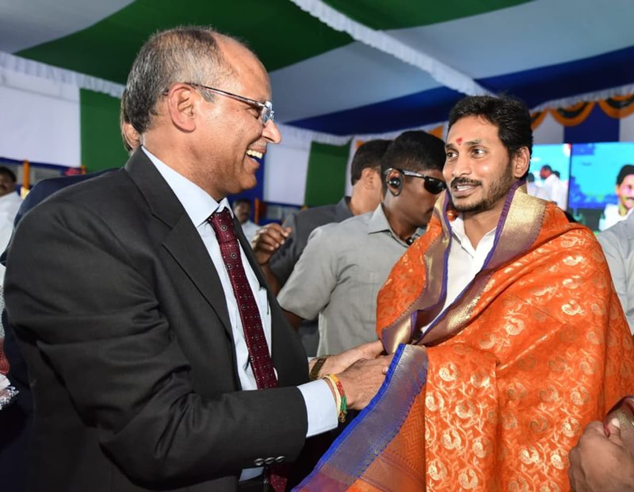 కడప స్టీల్ ప్లాంట్ ప్రారంభోత్సవ కార్యక్రమంలో సీఎం జగన్ కు సన్మానం కడప స్టీల్ ప్లాంట్ ప్రారంభోత్సవ కార్యక్రమంలో సీఎం జగన్ కు సన్మానం