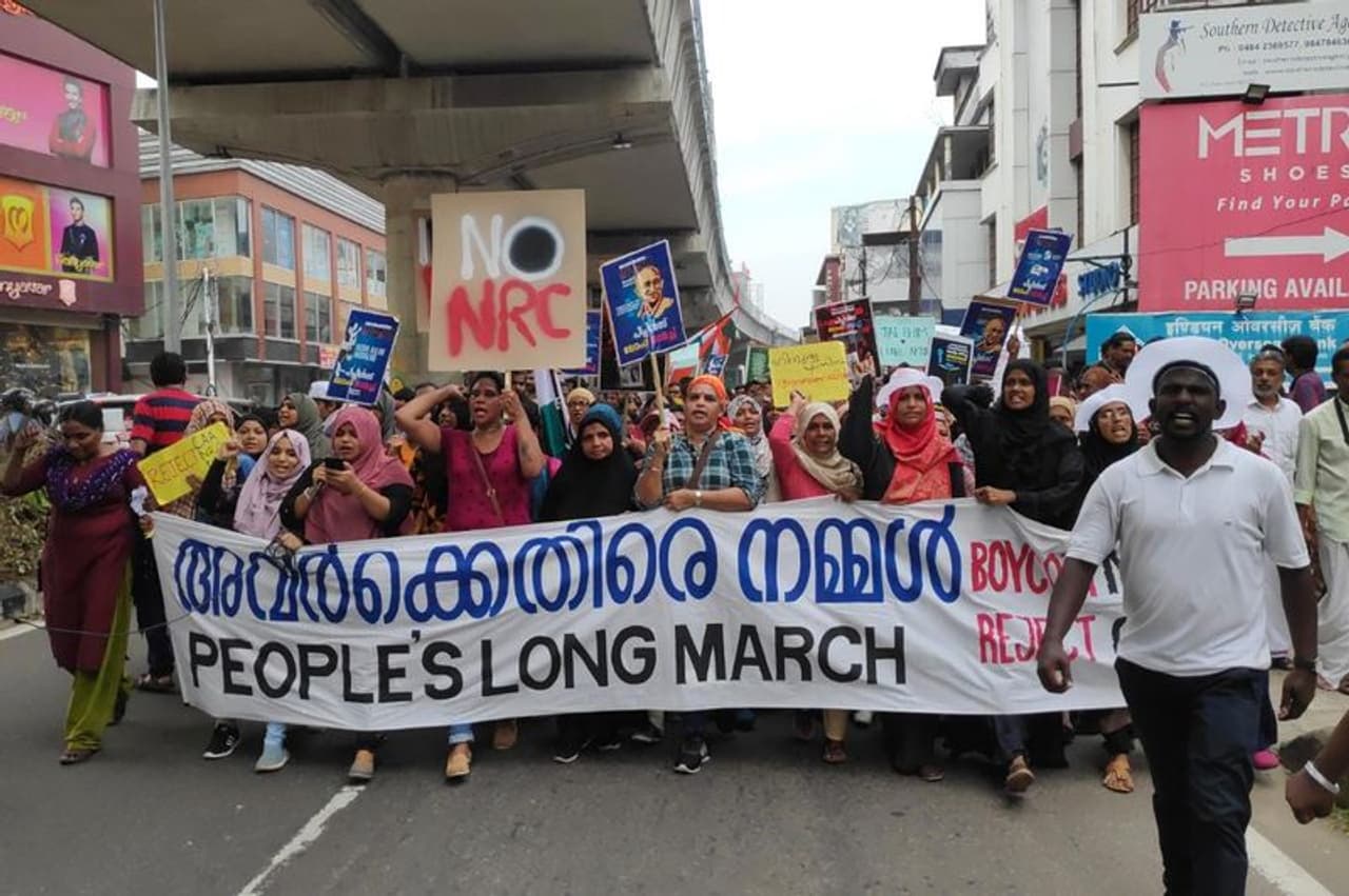 അതിര്ത്തികളൊക്കെ മനുഷ്യരുണ്ടാക്കിയതാണെന്ന് ചിലരുടെ സ്വാര്ത്ഥ താല്പര്യങ്ങളാണ് നടപ്പാക്കുന്നതെന്നും ലോങ് മാര്ച്ചില് പങ്കെടുത്തുകൊണ്ട് നടന് ഷെയ്ന് നിഗം പറഞ്ഞു. അതിര്ത്തികളൊക്കെ മനുഷ്യരുണ്ടാക്കിയതാണെന്ന് ചിലരുടെ സ്വാര്ത്ഥ താല്പര്യങ്ങളാണ് നടപ്പാക്കുന്നതെന്നും ലോങ് മാര്ച്ചില് പങ്കെടുത്തുകൊണ്ട് നടന് ഷെയ്ന് നിഗം പറഞ്ഞു.