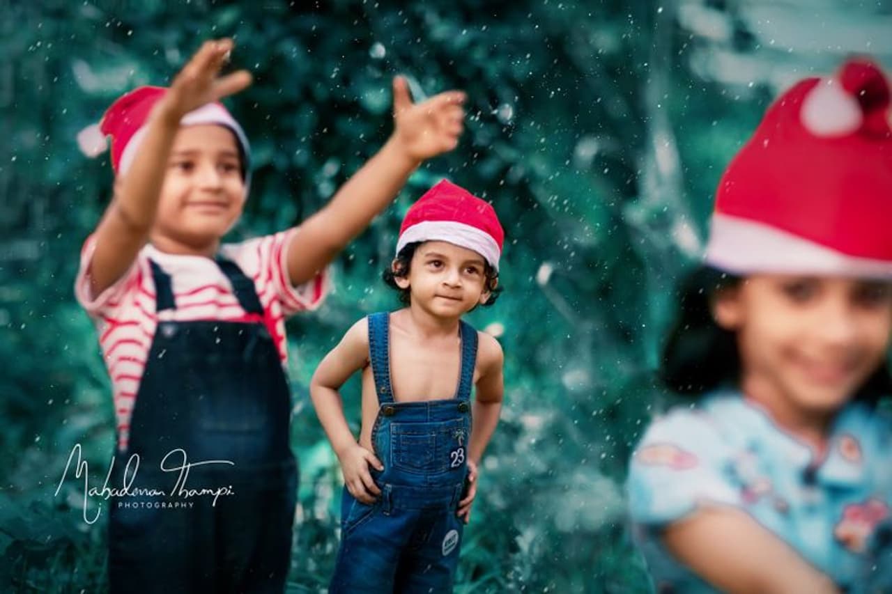 ഞാൻ ആദം. എന്റെ ഇരുപുറവും എന്റെ സുഹൃത്തുക്കളാണ്.. അയ്ഡനും മീനുവും .. ഞാൻ ആദം. എന്റെ ഇരുപുറവും എന്റെ സുഹൃത്തുക്കളാണ്.. അയ്ഡനും മീനുവും ..