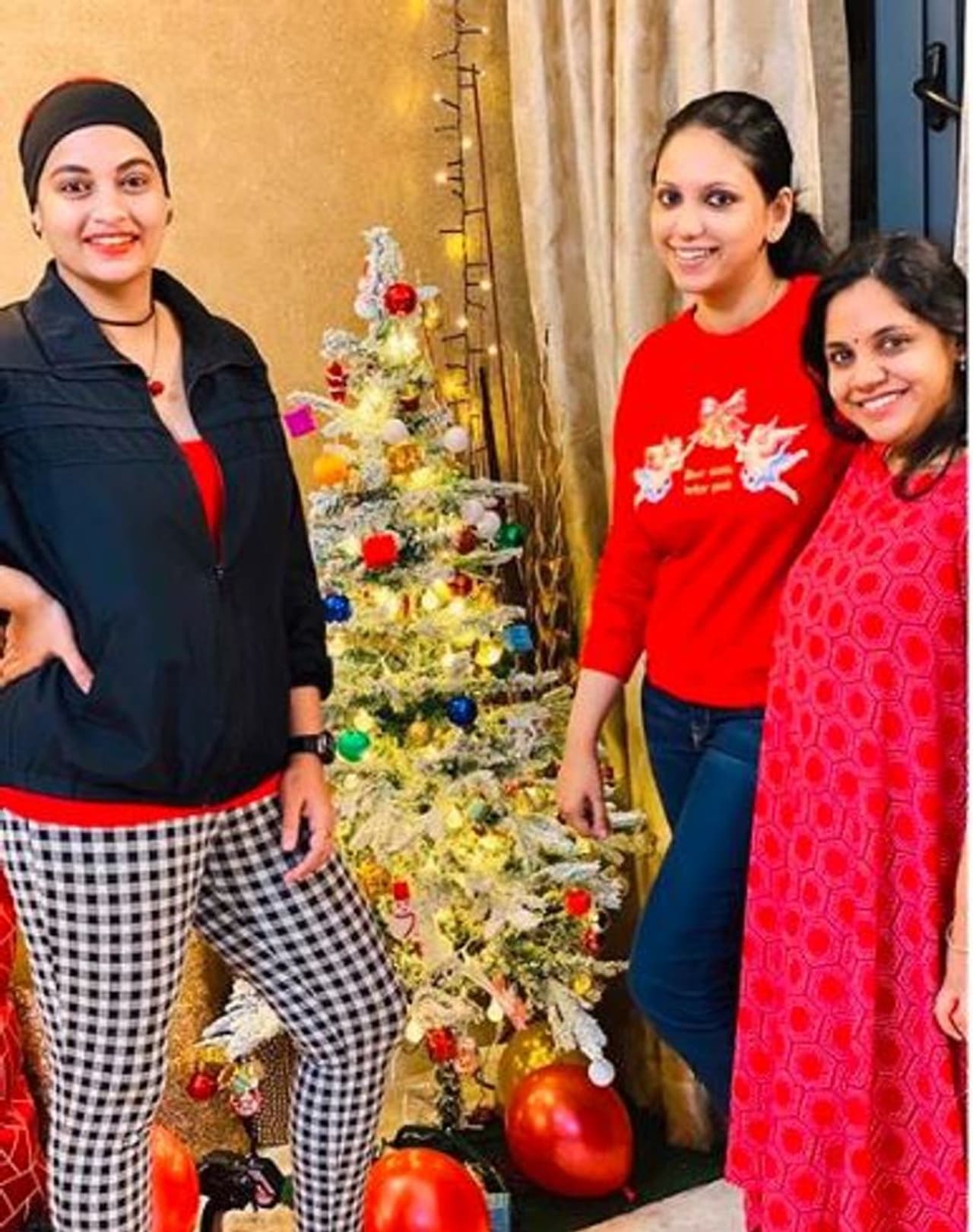 உடை வடிவமைப்பாளர் ஜாய் வீட்டில் நடந்த கிறிஸ்துமஸ் கொண்டாட்டத்தின் போது எடுத்து கொண்ட புகைப்படம்