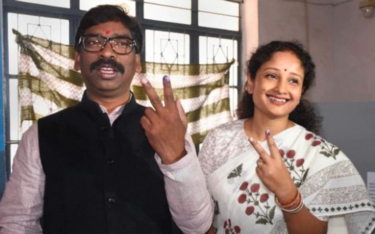 జార్ఖండ్ ఎన్నికలు ముగిసాయి. జేఎంఎం పార్టీ అధ్యక్షుడు హేమంత్ సొరేన్ రెండో దఫా ముఖ్యమంత్రి పదవిని చేపట్టేందుకు సర్వం సిద్ధమయ్యింది. ఎప్పుడైతే జేఎంఎం ఆర్జేడీ కాంగ్రెస్ ల కూటమి అధికారం కైవసం చేసుకోవడం ఖాయమైందో అప్పడి నుండి హేమంత్ సొరేన్ ఫోటోలు బయటకు రావడం మొదలయ్యాయి. ఆయనతోపాటు ఆయన భార్య ఫోటోలు కూడా వైరల్ గా మారాయి. ఆమె ప్రత్యక్ష ఎన్నికలకు దూరంగా ఉన్నప్పటికీ.... ఎన్నికల్లో ఆమె కీలక బాధ్యతలను చూసుకున్నట్టు వార్తలొస్తున్నాయి. ఇలా కేవలం ఈమె ఒక్కరే కాదు తాజాగా ముగిసిన మహారాష్ట్ర ఎన్నికల్లో సైతం ఉద్దవ్ ఠాక్రే భార్య రష్మీ ఠాక్రే కీలక పాత్ర పోషించారు. ఈ అన్ని పరిస్థితులు నెలకొని ఉన్నవేళ ఈ మధ్య కాలంలో భర్తలను ముఖ్యమంత్రులుగా గెలిపించడంలో కీలక పాత్రా పోషించిన భార్యల గురించి ఒక లుక్కేద్దాం. జార్ఖండ్ ఎన్నికలు ముగిసాయి. జేఎంఎం పార్టీ అధ్యక్షుడు హేమంత్ సొరేన్ రెండో దఫా ముఖ్యమంత్రి పదవిని చేపట్టేందుకు సర్వం సిద్ధమయ్యింది. ఎప్పుడైతే జేఎంఎం ఆర్జేడీ కాంగ్రెస్ ల కూటమి అధికారం కైవసం చేసుకోవడం ఖాయమైందో అప్పడి నుండి హేమంత్ సొరేన్ ఫోటోలు బయటకు రావడం మొదలయ్యాయి. ఆయనతోపాటు ఆయన భార్య ఫోటోలు కూడా వైరల్ గా మారాయి. ఆమె ప్రత్యక్ష ఎన్నికలకు దూరంగా ఉన్నప్పటికీ.... ఎన్నికల్లో ఆమె కీలక బాధ్యతలను చూసుకున్నట్టు వార్తలొస్తున్నాయి. ఇలా కేవలం ఈమె ఒక్కరే కాదు తాజాగా ముగిసిన మహారాష్ట్ర ఎన్నికల్లో సైతం ఉద్దవ్ ఠాక్రే భార్య రష్మీ ఠాక్రే కీలక పాత్ర పోషించారు. ఈ అన్ని పరిస్థితులు నెలకొని ఉన్నవేళ ఈ మధ్య కాలంలో భర్తలను ముఖ్యమంత్రులుగా గెలిపించడంలో కీలక పాత్రా పోషించిన భార్యల గురించి ఒక లుక్కేద్దాం.