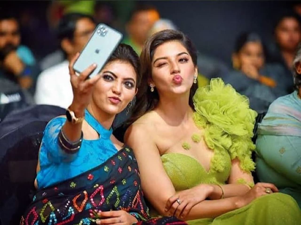 தோழியுடன் செல்ஃபி எடுத்து குதூகலம் தோழியுடன் செல்ஃபி எடுத்து குதூகலம்