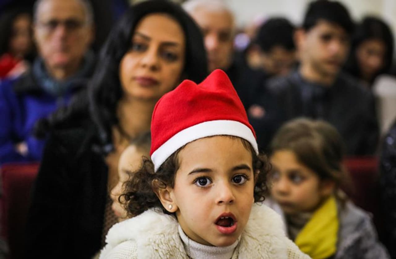 ഗാസയില് ക്രിസ്മസ് ആഘോഷത്തിന്റെ തലേന്ന് ലാറ്റിൻ പള്ളിയിൽ നടന്ന പ്രാർത്ഥനയിൽ പലസ്തീൻ ക്രിസ്ത്യാനികൾ പങ്കെടുക്കുന്നു. ഗാസയില് ക്രിസ്മസ് ആഘോഷത്തിന്റെ തലേന്ന് ലാറ്റിൻ പള്ളിയിൽ നടന്ന പ്രാർത്ഥനയിൽ പലസ്തീൻ ക്രിസ്ത്യാനികൾ പങ്കെടുക്കുന്നു.