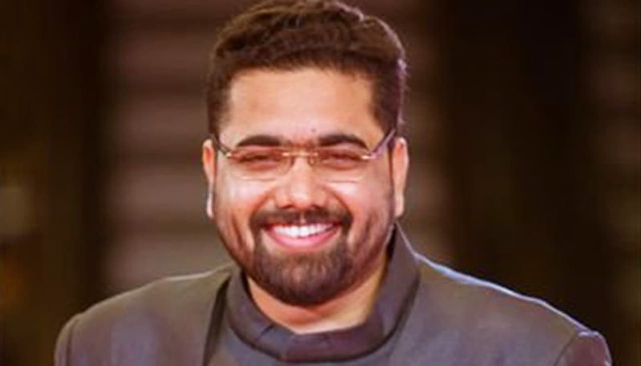 <p>ರಾಬರ್ಟ್ ನಿರ್ದೇಶಕ ತರುಣ್ ಸುಧೀರ್ ಲಸಿಕೆ ಪಡೆಯುವುದಕ್ಕೂ ಮೊದಲೇ ರಕ್ತದಾನ ಮಾಡಿದ್ದಾರೆ.</p> <p>ರಾಬರ್ಟ್ ನಿರ್ದೇಶಕ ತರುಣ್ ಸುಧೀರ್ ಲಸಿಕೆ ಪಡೆಯುವುದಕ್ಕೂ ಮೊದಲೇ ರಕ್ತದಾನ ಮಾಡಿದ್ದಾರೆ.</p>