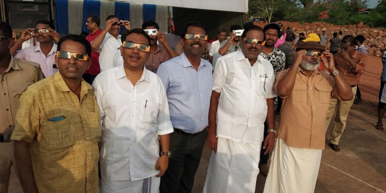 കേരളത്തില് വലയ സൂര്യഗ്രഹണം ഏറ്റവും നന്നായി ദൃശ്യമായ കാസര്കോട് ജില്ലയിലെ ചെറുവത്തൂര്, കുട്ടമത്ത് സ്കൂള് ഗ്രൗണ്ടില് നിന്ന് ചെറുവത്തൂര് പഞ്ചായത്ത് പ്രസിഡന്റ് മാധവന് മണിയറ, ജില്ലാ പഞ്ചായത്ത് പ്രസിഡന്റ് എ ജി സി ബഷീര്, ജില്ലാ കലക്ടര് ഡോ. സജിത് ബാബു, എംപി രാജ്മോഹന് ഉണ്ണിത്താന്, എംഎല്എ എം രാജഗോപാല് എന്നിവര് സൂര്യഗ്രഹണം വീക്ഷിക്കുന്നു. കേരളത്തില് വലയ സൂര്യഗ്രഹണം ഏറ്റവും നന്നായി ദൃശ്യമായ കാസര്കോട് ജില്ലയിലെ ചെറുവത്തൂര്, കുട്ടമത്ത് സ്കൂള് ഗ്രൗണ്ടില് നിന്ന് ചെറുവത്തൂര് പഞ്ചായത്ത് പ്രസിഡന്റ് മാധവന് മണിയറ, ജില്ലാ പഞ്ചായത്ത് പ്രസിഡന്റ് എ ജി സി ബഷീര്, ജില്ലാ കലക്ടര് ഡോ. സജിത് ബാബു, എംപി രാജ്മോഹന് ഉണ്ണിത്താന്, എംഎല്എ എം രാജഗോപാല് എന്നിവര് സൂര്യഗ്രഹണം വീക്ഷിക്കുന്നു.