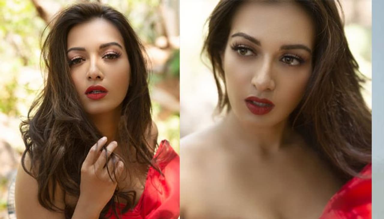 హాట్ బ్యూటీ కేథరిన్ చమ్మక్ చల్లో చిత్రంతో టాలీవుడ్ లోకి ఎంట్రీ ఇచ్చింది. 2013లో ఆ చిత్రం విడుదలయింది. అదే ఏడాది స్టైలిష్ స్టార్ అల్లు అర్జున్ సరసన ఇద్దరమ్మాయిలతో చిత్రంలో నటించే ఛాన్స్ దక్కించుకుంది. హాట్ బ్యూటీ కేథరిన్ చమ్మక్ చల్లో చిత్రంతో టాలీవుడ్ లోకి ఎంట్రీ ఇచ్చింది. 2013లో ఆ చిత్రం విడుదలయింది. అదే ఏడాది స్టైలిష్ స్టార్ అల్లు అర్జున్ సరసన ఇద్దరమ్మాయిలతో చిత్రంలో నటించే ఛాన్స్ దక్కించుకుంది.