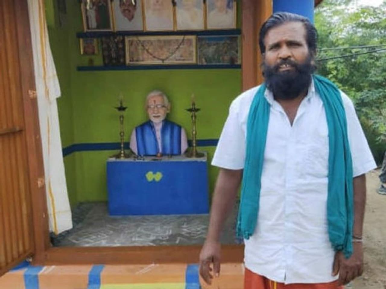 ತಮಿಳುನಾಡಿನ ತಿರುಚಿರಾಪಳ್ಳಿಯ ರೈತನೊಬ್ಬ ತನ್ನ ಹೊಲದಲ್ಲಿ ಪ್ರಧಾನಿ ನರೇಂದ್ರ ಮೋದಿ ಅವರ ಗುಡಿಯೊಂದನ್ನು ನಿರ್ಮಿಸಿದ್ದಾನೆ ತಮಿಳುನಾಡಿನ ತಿರುಚಿರಾಪಳ್ಳಿಯ ರೈತನೊಬ್ಬ ತನ್ನ ಹೊಲದಲ್ಲಿ ಪ್ರಧಾನಿ ನರೇಂದ್ರ ಮೋದಿ ಅವರ ಗುಡಿಯೊಂದನ್ನು ನಿರ್ಮಿಸಿದ್ದಾನೆ
