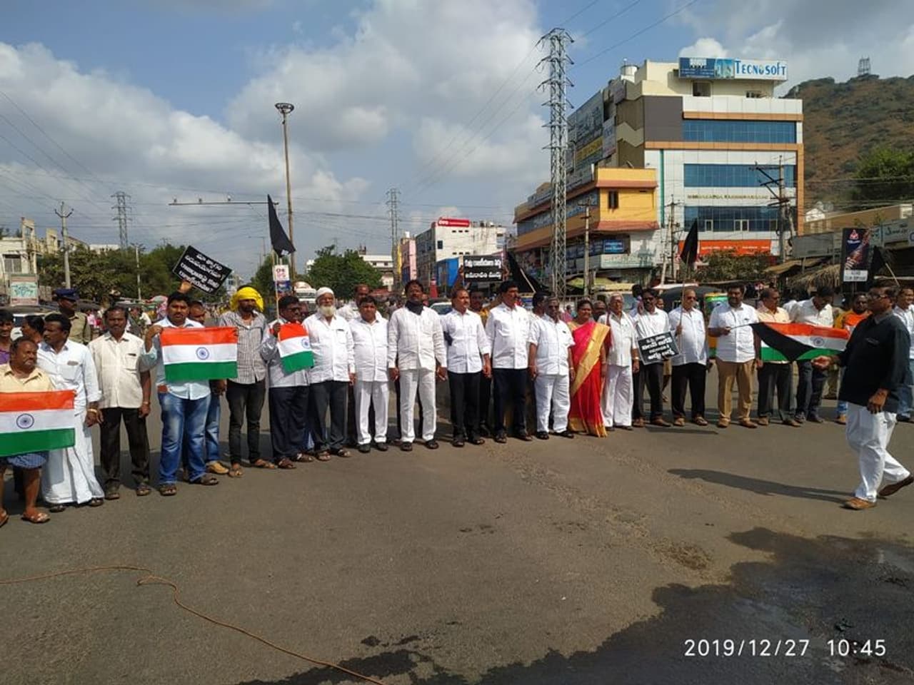 అమరావతిలోనే రాజధానిని కొనసాగించాలని రైతుల ఆందోళన 21వ, రోజుకు చేరుకొంది. రాజధానిని అమరావతి నుండి మార్చితే తమకు నష్టం ఏర్పడే అవకాశం ఉందని స్థానికులు ఆందోళన చెందుతున్నారు. రాజదానిని మార్చితే తమకు కలిగే నష్టాన్ని ఎవరు పూడ్చుతారని స్థానికులు ప్రశ్నిస్తున్నారు. అమరావతిలోనే రాజధానిని కొనసాగించాలని రైతుల ఆందోళన 21వ, రోజుకు చేరుకొంది. రాజధానిని అమరావతి నుండి మార్చితే తమకు నష్టం ఏర్పడే అవకాశం ఉందని స్థానికులు ఆందోళన చెందుతున్నారు. రాజదానిని మార్చితే తమకు కలిగే నష్టాన్ని ఎవరు పూడ్చుతారని స్థానికులు ప్రశ్నిస్తున్నారు.