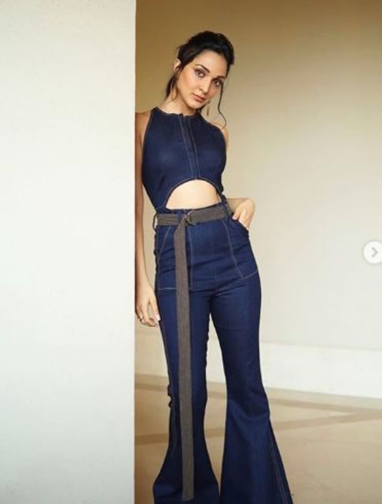 இறுக்கமான உடையில் ஏங்க வைக்கும் கியாரா இறுக்கமான உடையில் ஏங்க வைக்கும் கியாரா