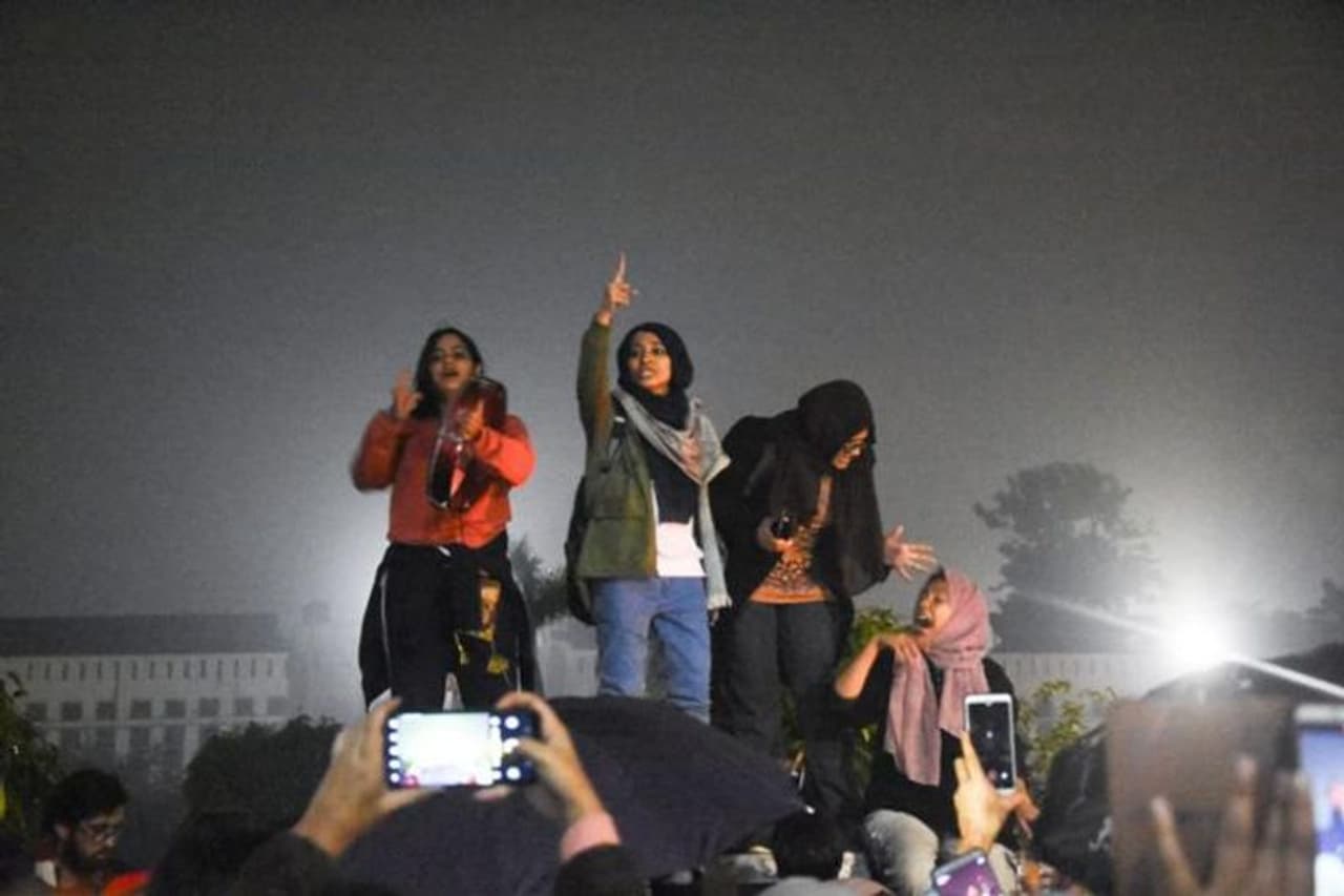 മതേതരരാജ്യമായ ഇന്ത്യയില് കേന്ദ്ര സര്ക്കാര് മതാടിസ്ഥാനത്തില് കൊണ്ടുവന്ന പൗരത്വ നിയമ ഭേദഗതിക്കെതിരെ പ്രതിഷേധിക്കുന്ന ജാമിയ മില്ലിയ ഇസ്ലാമിയ സര്വ്വകലാശാലയിലെ വിദ്യാർത്ഥിനികൾ. മതേതരരാജ്യമായ ഇന്ത്യയില് കേന്ദ്ര സര്ക്കാര് മതാടിസ്ഥാനത്തില് കൊണ്ടുവന്ന പൗരത്വ നിയമ ഭേദഗതിക്കെതിരെ പ്രതിഷേധിക്കുന്ന ജാമിയ മില്ലിയ ഇസ്ലാമിയ സര്വ്വകലാശാലയിലെ വിദ്യാർത്ഥിനികൾ.