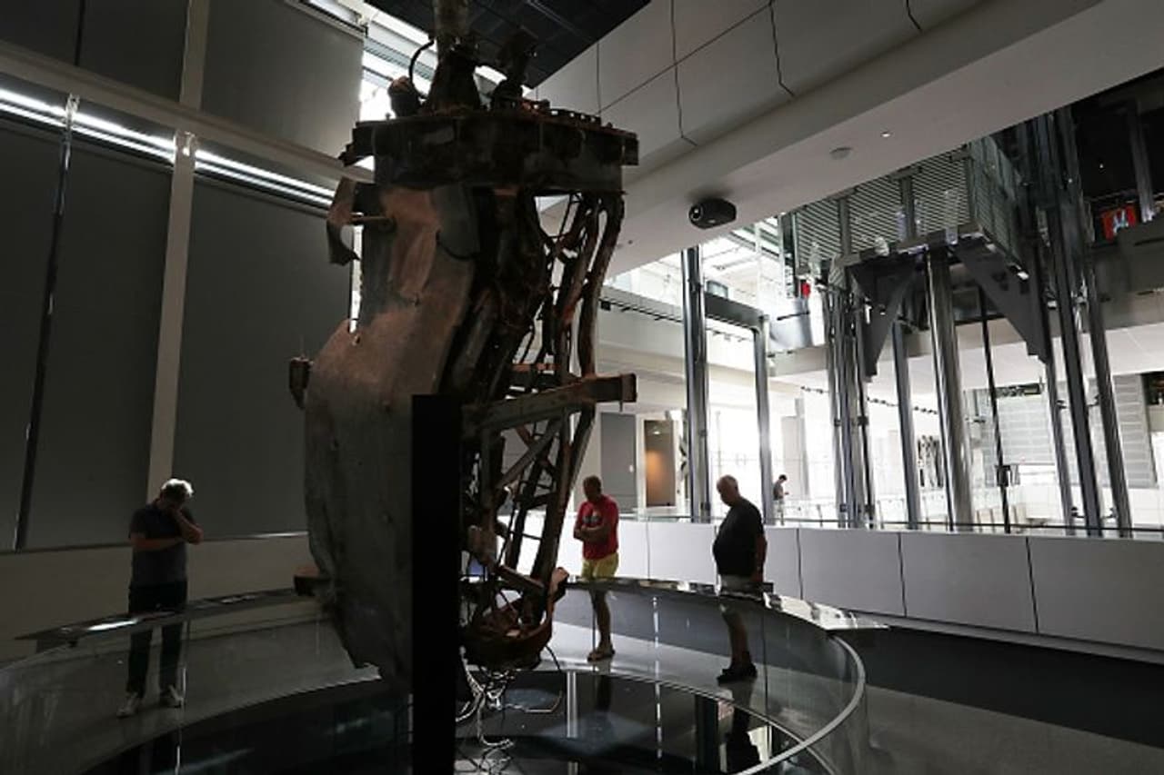 ഭൂതകാലാനുഭവങ്ങളില് നിന്നാണ് മനുഷ്യന് വര്ത്തമാനകാലത്തെ പുനര്നിര്മ്മിക്കുന്നത്. ഇത്തരം ഭൂതകാലാനുഭവങ്ങളെയും അറിവുകളെയും കാഴ്ചകളെയും മനുഷ്യന് ഒരു പ്രത്യേക സ്ഥലത്ത് ഇനിവരുന്നൊരു തലമുറയ്ക്ക് കൂടി വേണ്ടി തരംതിരിച്ച് വയ്ക്കുന്ന മ്യൂസിയങ്ങള് ലോകമെമ്പാടും ഉയര്ന്നു. ഭൂതകാലാനുഭവങ്ങളില് നിന്നാണ് മനുഷ്യന് വര്ത്തമാനകാലത്തെ പുനര്നിര്മ്മിക്കുന്നത്. ഇത്തരം ഭൂതകാലാനുഭവങ്ങളെയും അറിവുകളെയും കാഴ്ചകളെയും മനുഷ്യന് ഒരു പ്രത്യേക സ്ഥലത്ത് ഇനിവരുന്നൊരു തലമുറയ്ക്ക് കൂടി വേണ്ടി തരംതിരിച്ച് വയ്ക്കുന്ന മ്യൂസിയങ്ങള് ലോകമെമ്പാടും ഉയര്ന്നു.