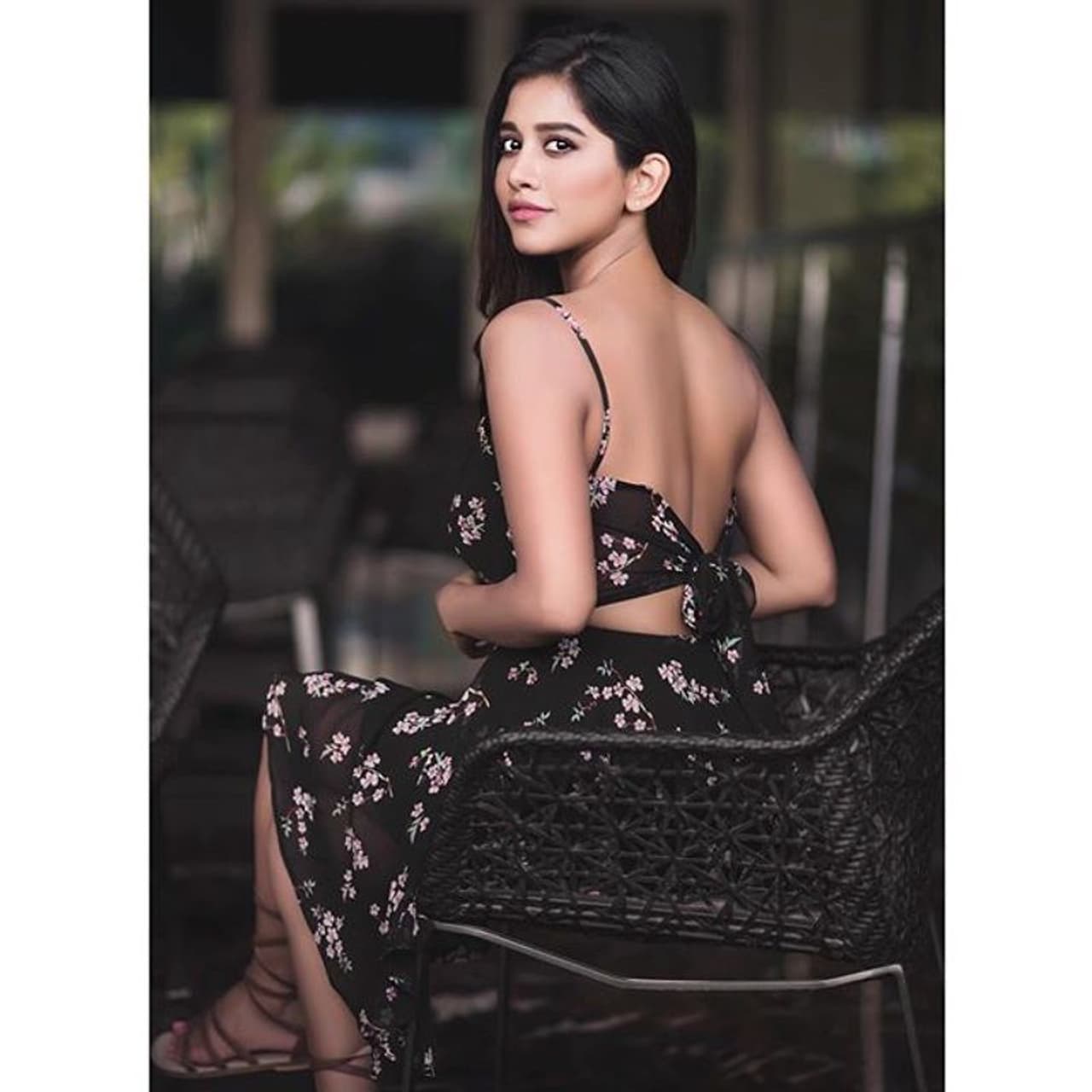 (Courtesy__Instagram) యుంగ్ బ్యూటీ నభా నటేష్ ఇస్మార్ట్ శంకర్ చిత్రంతో కుర్రకారు హృదయాలు కొల్లగొట్టింది. (Courtesy__Instagram) యుంగ్ బ్యూటీ నభా నటేష్ ఇస్మార్ట్ శంకర్ చిత్రంతో కుర్రకారు హృదయాలు కొల్లగొట్టింది.