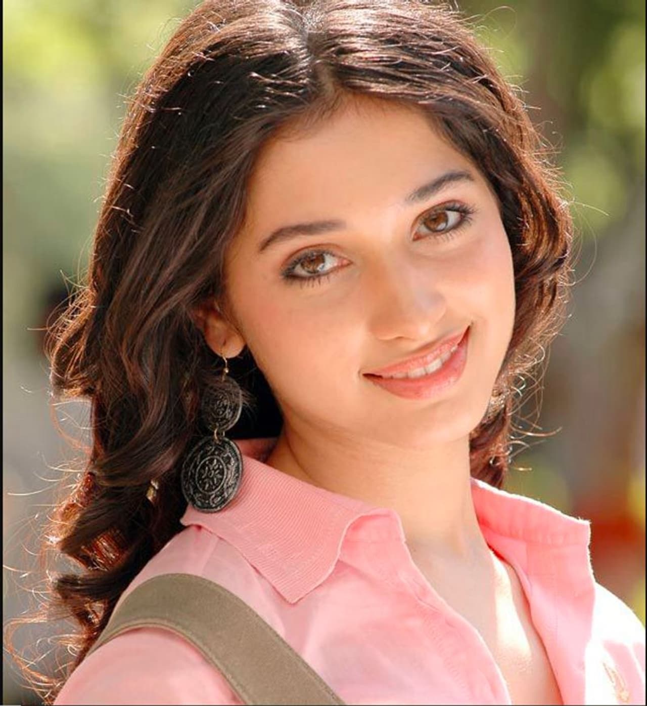 హ్యాపీ డేస్ : శేఖర్ కమ్ముల దర్శకత్వంలో వచ్చిన ఈ కాలేజ్ డ్రామాలో తమన్నా హీరోయిన్ గా నటించింది. ఈ చిత్ర సక్సెస్ లో తమన్నా కీలక పాత్ర పోషించింది. హ్యాపీ డేస్ : శేఖర్ కమ్ముల దర్శకత్వంలో వచ్చిన ఈ కాలేజ్ డ్రామాలో తమన్నా హీరోయిన్ గా నటించింది. ఈ చిత్ర సక్సెస్ లో తమన్నా కీలక పాత్ర పోషించింది.