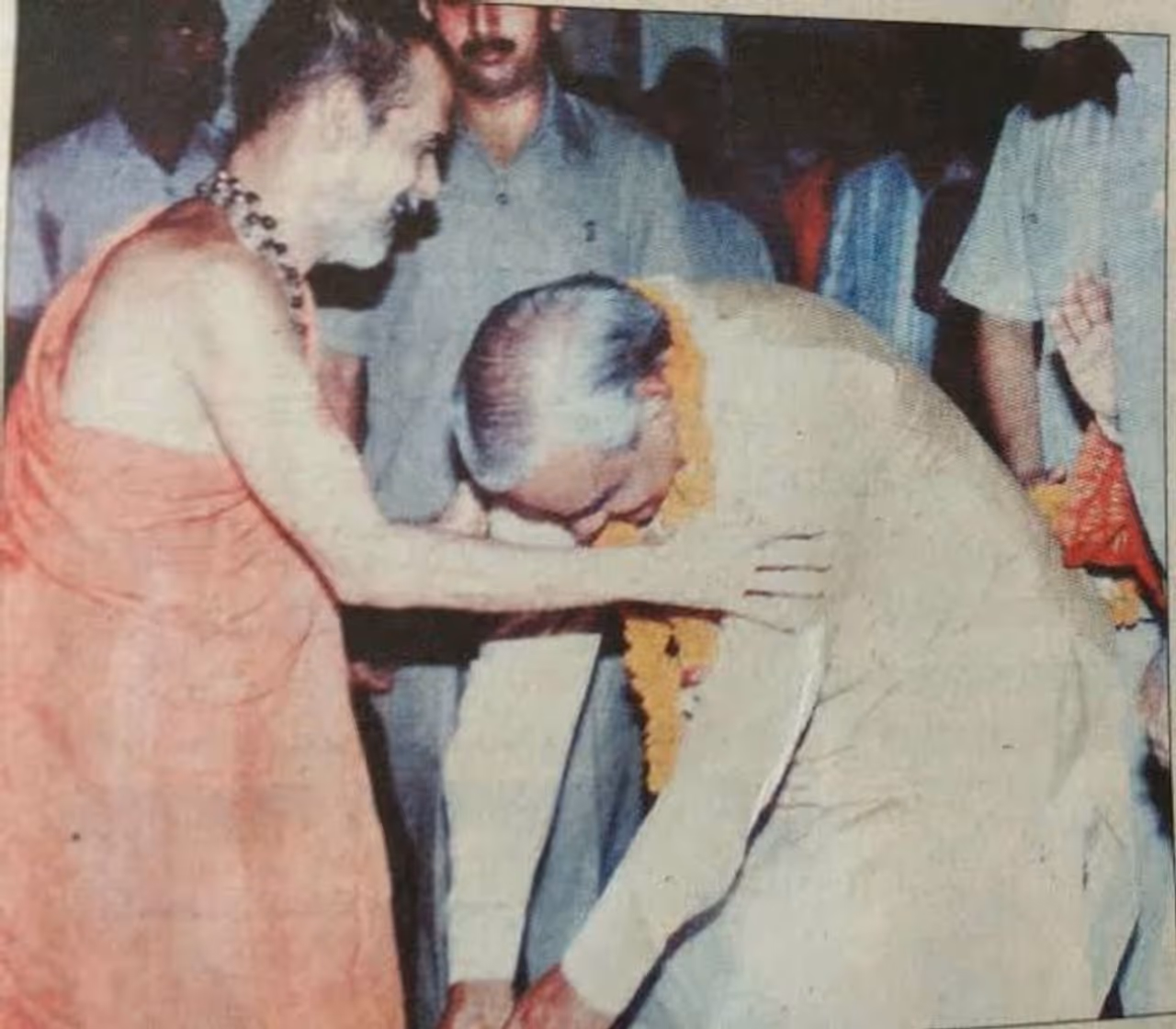 ಪೇಜಾವರ ಶ್ರೀಗಳ ಆಶೀರ್ವಾದ ಪಡೆಯುತ್ತಿರುವ ದಿವಂಗತ ಮಾಜಿ ಪ್ರಧಾನಿ ಅಟಲ್ ಬಿಹಾರಿ ವಾಜಪೇಯಿ ಪೇಜಾವರ ಶ್ರೀಗಳ ಆಶೀರ್ವಾದ ಪಡೆಯುತ್ತಿರುವ ದಿವಂಗತ ಮಾಜಿ ಪ್ರಧಾನಿ ಅಟಲ್ ಬಿಹಾರಿ ವಾಜಪೇಯಿ