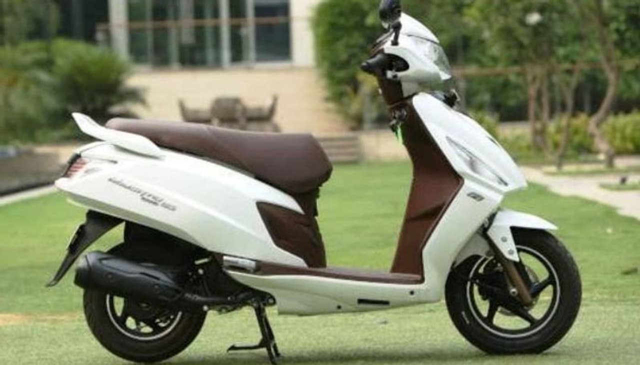 2012లో మాస్ట్రో, మాస్ట్రో ఎడ్జ్ స్కూటర్లను ఆవిష్కరించిన హీరో హీరో మోటో కార్ప్స్ సంస్థ విపణిలోకి 2012లో మాస్ట్రో, మాస్ట్రో ఎడ్జ్ స్కూటర్లను ఆవిష్కరించింది. హోండా మోటార్ సైకిల్స్ అండ్స్ స్కూటర్స్ సంస్థతో విడిపోయిన తర్వాత 2017లో రెండోతరం మోడల్ మాస్ట్రో ఎడ్జ్ స్కూటర్ విడుదల చేసింది. ఇది 110 సీసీ, 125 సీసీ ఇంజిన్ మోడ్స్ లో లభిస్తుంది.