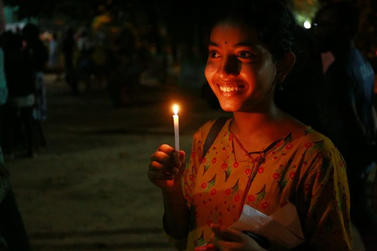 തിരുവനന്തപുരത്ത്, അക്രമികളിൽ നിന്നും രക്ഷ നേടാനുള്ള പരിശീലനവുമായി എത്തിയത് വനിതാ പൊലീസ്. നടക്കുന്നതിനിടയിൽ ആരെങ്കിലും പിന്നിൽ നിന്ന് പിടിച്ചാൽ, ബാഗ് തട്ടിപ്പറിക്കാൻ ശ്രമിച്ചാൽ, മുന്നിൽ നിന്ന് ആക്രമിക്കാൻ വന്നാൽ എന്ത് ചെയ്യണമെന്ന് വിദശീകരിച്ചു. തിരുവനന്തപുരത്ത്, അക്രമികളിൽ നിന്നും രക്ഷ നേടാനുള്ള പരിശീലനവുമായി എത്തിയത് വനിതാ പൊലീസ്. നടക്കുന്നതിനിടയിൽ ആരെങ്കിലും പിന്നിൽ നിന്ന് പിടിച്ചാൽ, ബാഗ് തട്ടിപ്പറിക്കാൻ ശ്രമിച്ചാൽ, മുന്നിൽ നിന്ന് ആക്രമിക്കാൻ വന്നാൽ എന്ത് ചെയ്യണമെന്ന് വിദശീകരിച്ചു.