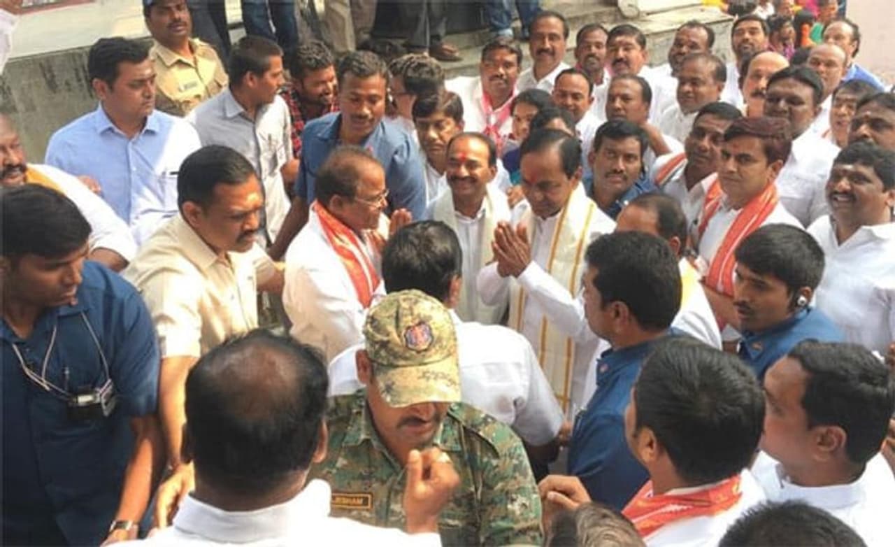వేములవాడ రాజరాజేశ్వర స్వామి ఆలయానికి చేరుకున్న సీఎం కేసీఆర్