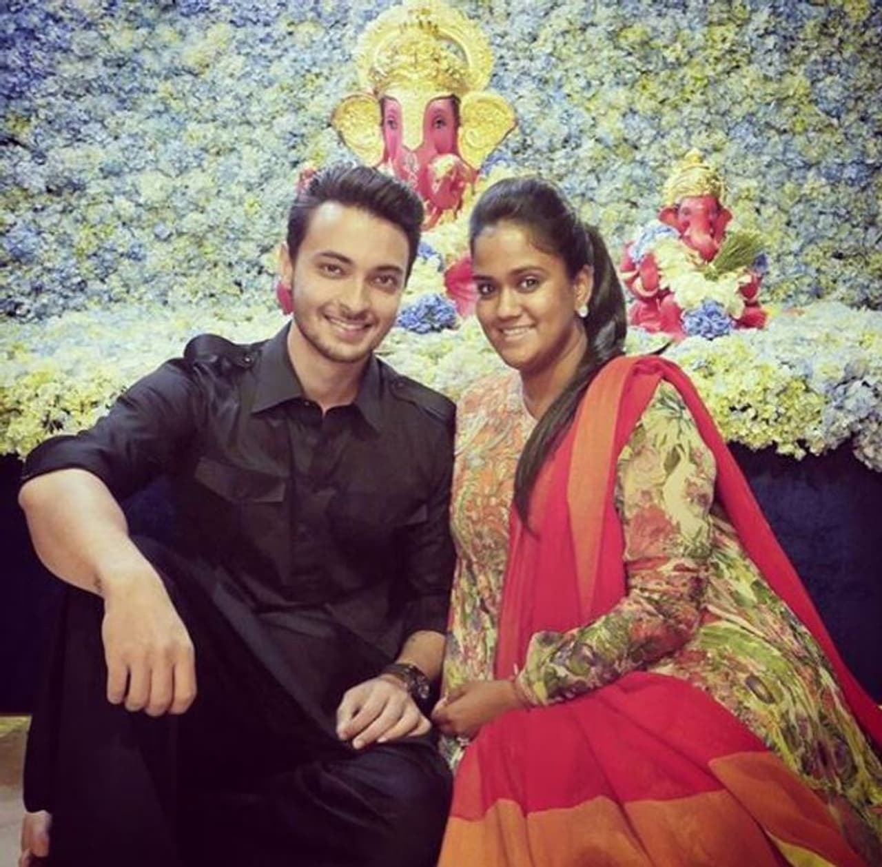 ಮುಸ್ಲಿಂ ಕುಟುಂಬದವರು ಅರ್ಪಿತಾಳನ್ನು ದತ್ತು ಪಡೆದುಕೊಂಡರೂ ಹಿಂದೂ ಸಂಪ್ರದಾಯದಂತೆ ಮದುವೆಯಾದರು. ಮುಸ್ಲಿಂ ಕುಟುಂಬದವರು ಅರ್ಪಿತಾಳನ್ನು ದತ್ತು ಪಡೆದುಕೊಂಡರೂ ಹಿಂದೂ ಸಂಪ್ರದಾಯದಂತೆ ಮದುವೆಯಾದರು.