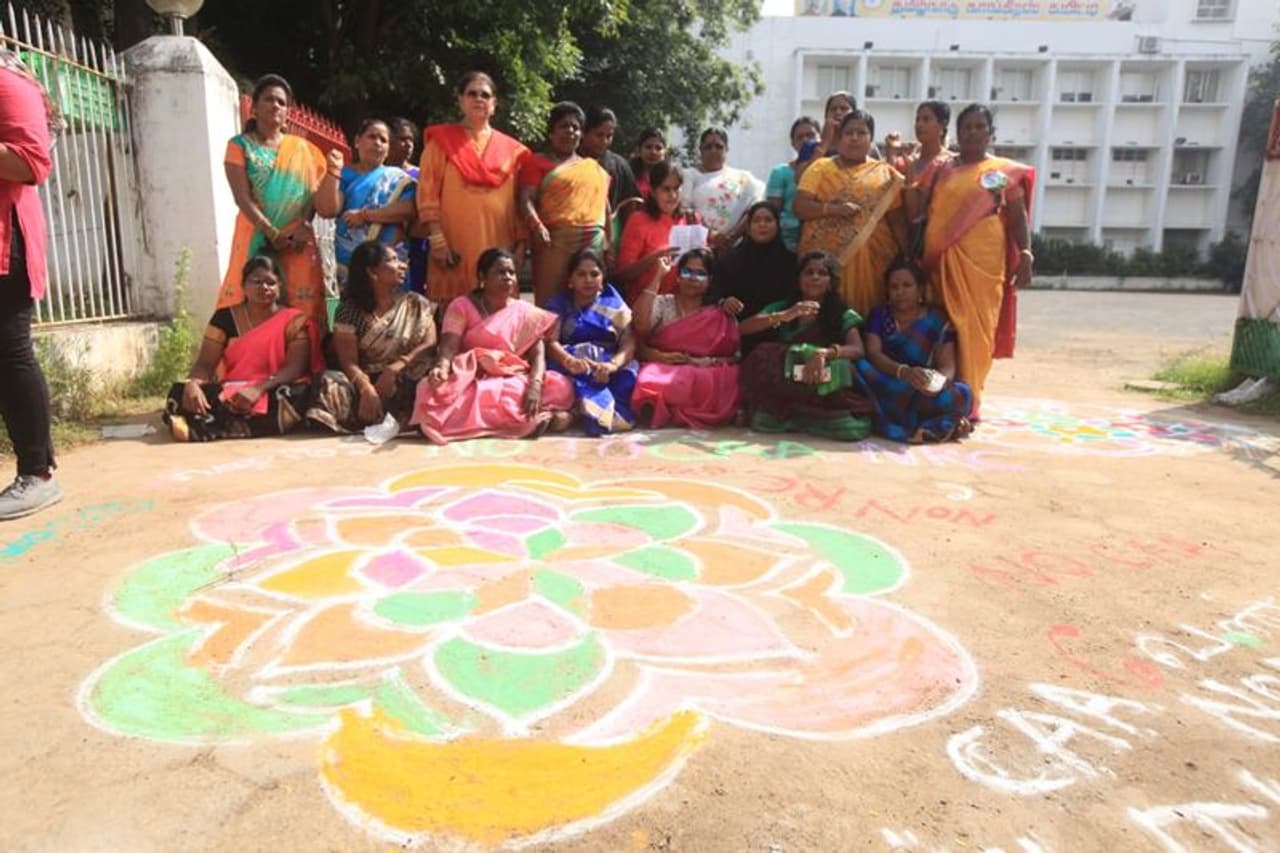 கோலம் போட்டு எதிர்ப்பு தெரிவித்த பெண்கள் கோலம் போட்டு எதிர்ப்பு தெரிவித்த பெண்கள்
