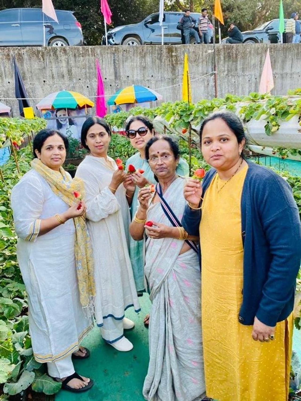 ಲಕ್ಷ್ಮೀ ಹೆಬ್ಬಾಳ್ಕರ್ ರಾಜಕೀಯದಿಂದ ಕೊಂಚ ಬಿಡುವು ಮಾಡಿಕೊಂಡು ಕುಟುಂಬದ ಸದಸ್ಯರ ಜತೆ ನ್ಯೂ ಇಯರ್ ಸೆಲೆಬ್ರೇಟ್ ಮಾಡಲು ಟ್ರಿಪ್ ಹೋಗಿದ್ದಾರೆ.