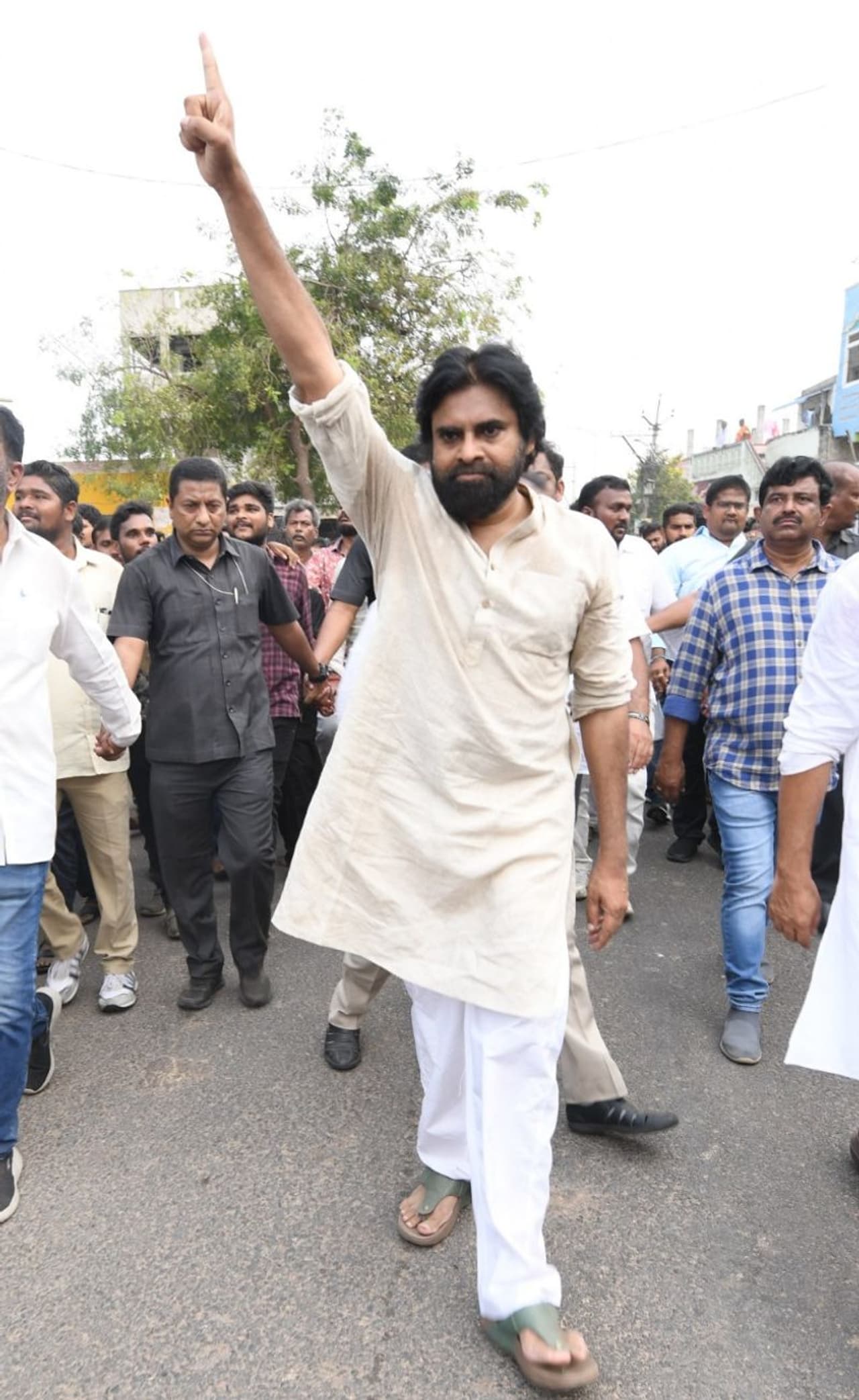 <p>యాంగ్రీ యంగ్ మ్యాన్ ఇమేజ్ తో, ప్రజల తరుఫున పాలకులను ప్రశ్నిస్తూ ప్రభుత్వాన్ని నిలదీస్తానంటూ రాజకీయాల్లోకి వచ్చిన పవన్ కళ్యాణ్ ఇప్పటివరకు ఒక బలమైన ముద్రను వేయలేకపోయారు. మొదట బీజేపీకి మద్దతిచ్చి ఆ తరువాత కమ్యూనిస్టులతో జతకట్టి బీజేపీని మతతత్వ పార్టీ అంటూ విమర్శించినా... పవన్ కళ్యాణ్ మరల పార్టీ మనుగడ కోసం అదే బీజేపీతో పొత్తు కట్టారు. </p> <p>యాంగ్రీ యంగ్ మ్యాన్ ఇమేజ్ తో, ప్రజల తరుఫున పాలకులను ప్రశ్నిస్తూ ప్రభుత్వాన్ని నిలదీస్తానంటూ రాజకీయాల్లోకి వచ్చిన పవన్ కళ్యాణ్ ఇప్పటివరకు ఒక బలమైన ముద్రను వేయలేకపోయారు. మొదట బీజేపీకి మద్దతిచ్చి ఆ తరువాత కమ్యూనిస్టులతో జతకట్టి బీజేపీని మతతత్వ పార్టీ అంటూ విమర్శించినా... పవన్ కళ్యాణ్ మరల పార్టీ మనుగడ కోసం అదే బీజేపీతో పొత్తు కట్టారు. </p>