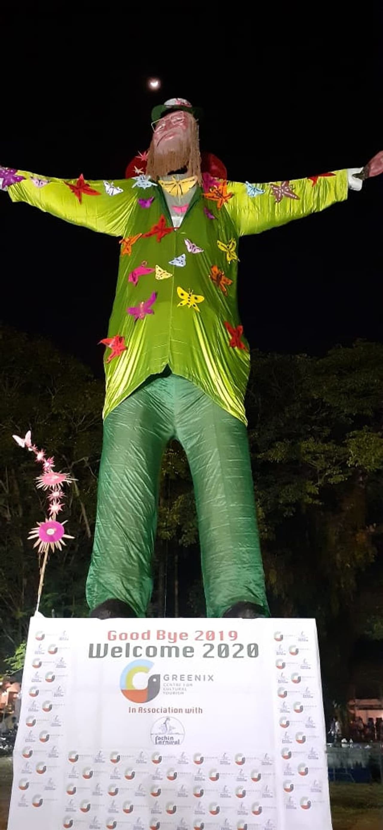 ഫോട്ട് കൊച്ചിയില്‍ ഇന്നലെ നടന്ന പുതുവത്സരാഘോഷത്തിന്‍റെ ഭാഗമായി നിര്‍മ്മിച്ച പാപ്പാഞ്ഞി.