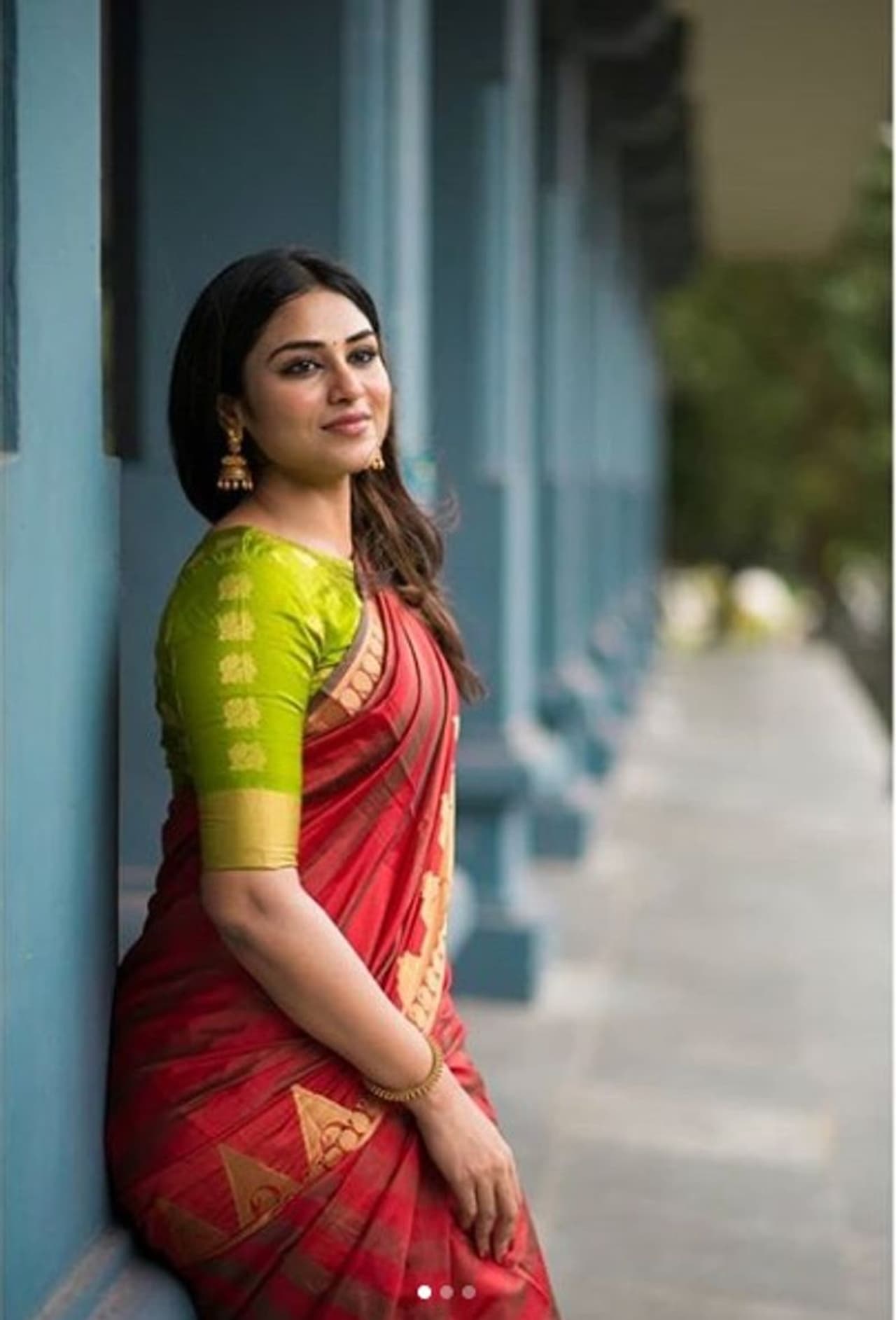 சிவப்பு நிற பட்டு சேலையில் மிளிரும் இந்துஜா சிவப்பு நிற பட்டு சேலையில் மிளிரும் இந்துஜா