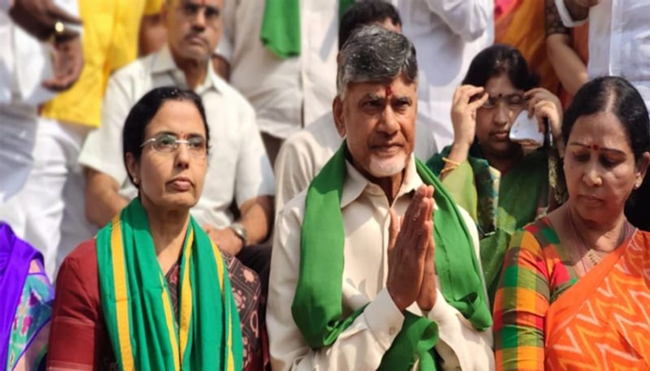 అమరావతి: రాజధానిని అమరావతిలోనేకొనసాగించాలని కోరుతూ ఎర్రబాలెంలో రైతులు చేస్తున్న దీక్షకు తెలుగుదేశం పార్టీ సంపూర్ణ మద్దతు ప్రకటిస్తూ వస్తోంది. ఈ నేపథ్యంలో నూతన సంవత్సర వేడుకలకు దూరంగా వున్న ఆ పార్టీ అధినేత చంద్రబాబు నాయుడు సతీసమేతంగా రైతుల దీక్షలో పాల్గొన్నారు. ఈ సందర్భంగా నారా భువనేశ్వరి తన చేతి గాజులను రాజధాని రైతుల ఉద్యమానికి విరాళంగా అందించారు. దీనిపై టిడిపి వర్గాలు ప్రశంసలు కురిపిస్తుండగా అధికార వైసిపి నాయకులు మాత్రం ఇందంతా చంద్రబాబు మరో నాటకమని ఆరోపిస్తున్నారు. అమరావతి: రాజధానిని అమరావతిలోనేకొనసాగించాలని కోరుతూ ఎర్రబాలెంలో రైతులు చేస్తున్న దీక్షకు తెలుగుదేశం పార్టీ సంపూర్ణ మద్దతు ప్రకటిస్తూ వస్తోంది. ఈ నేపథ్యంలో నూతన సంవత్సర వేడుకలకు దూరంగా వున్న ఆ పార్టీ అధినేత చంద్రబాబు నాయుడు సతీసమేతంగా రైతుల దీక్షలో పాల్గొన్నారు. ఈ సందర్భంగా నారా భువనేశ్వరి తన చేతి గాజులను రాజధాని రైతుల ఉద్యమానికి విరాళంగా అందించారు. దీనిపై టిడిపి వర్గాలు ప్రశంసలు కురిపిస్తుండగా అధికార వైసిపి నాయకులు మాత్రం ఇందంతా చంద్రబాబు మరో నాటకమని ఆరోపిస్తున్నారు.