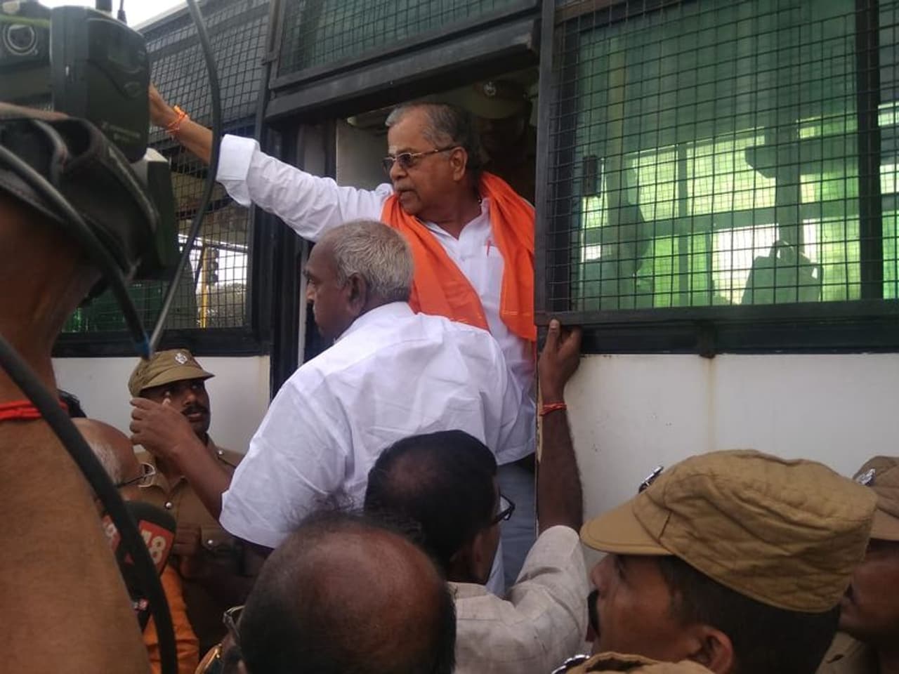 ஒன்று சேர்ந்து போராட்டத்தில் குதித்த பாஜகவினர் ஒன்று சேர்ந்து போராட்டத்தில் குதித்த பாஜகவினர்