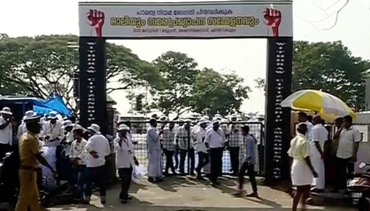 പൗരത്വ നിയമ ഭേദഗതിക്കെതിരെ കൊച്ചി നഗരത്തെ അക്ഷരാര്‍ത്ഥത്തില്‍ തന്നെ നിശ്ചലമാക്കിയായിരുന്നു മുസ്ലിം സംഘടനകളുടെ നേതൃത്വത്തില്‍ ലക്ഷം പേരോളം പങ്കെടുത്ത പടുകൂറ്റന്‍ പ്രതിഷേധറാലിയും സമരപ്രഖ്യാപന കണ്‍വെന്‍ഷനും നടന്നത്.