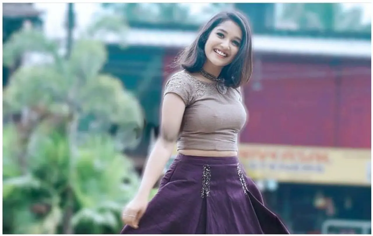 <h2> </h2><p>2010ல் ‘கதை தொடருன்னு’ என்ற மலையாளப்படத்தில் குழந்தை நட்சத்திரமாக அறிமுகமான அனிகா, 2015ல் கவுதம் மேனனும் அஜீத்தும் இணைந்த ‘என்னை அறிந்தால்’ படத்தின் மூலம் அஜீத் மகளாகவே அறிமுகமானார். </p> <h2> </h2><p>2010ல் ‘கதை தொடருன்னு’ என்ற மலையாளப்படத்தில் குழந்தை நட்சத்திரமாக அறிமுகமான அனிகா, 2015ல் கவுதம் மேனனும் அஜீத்தும் இணைந்த ‘என்னை அறிந்தால்’ படத்தின் மூலம் அஜீத் மகளாகவே அறிமுகமானார். </p>