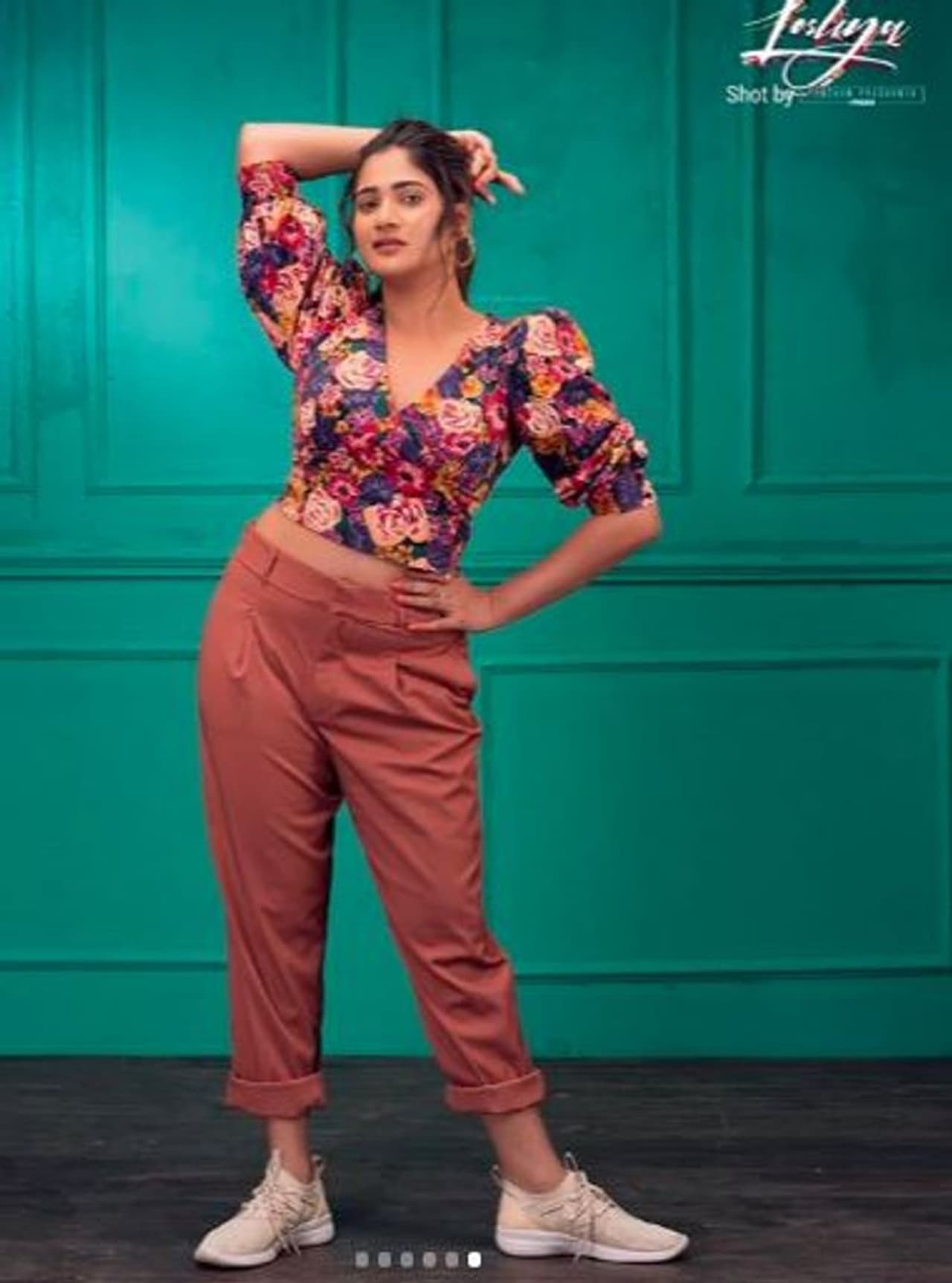 ஷார்ட் டாப் போட்டு மிதமான கவர்ச்சி காட்டும் லாஸ்