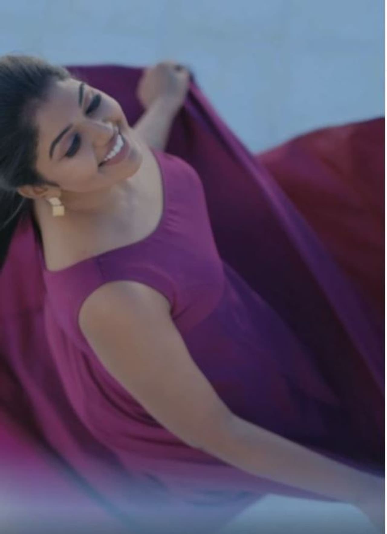 கண் மூடி சிரிக்கும் அழகு சிலையாக ரித்விகா