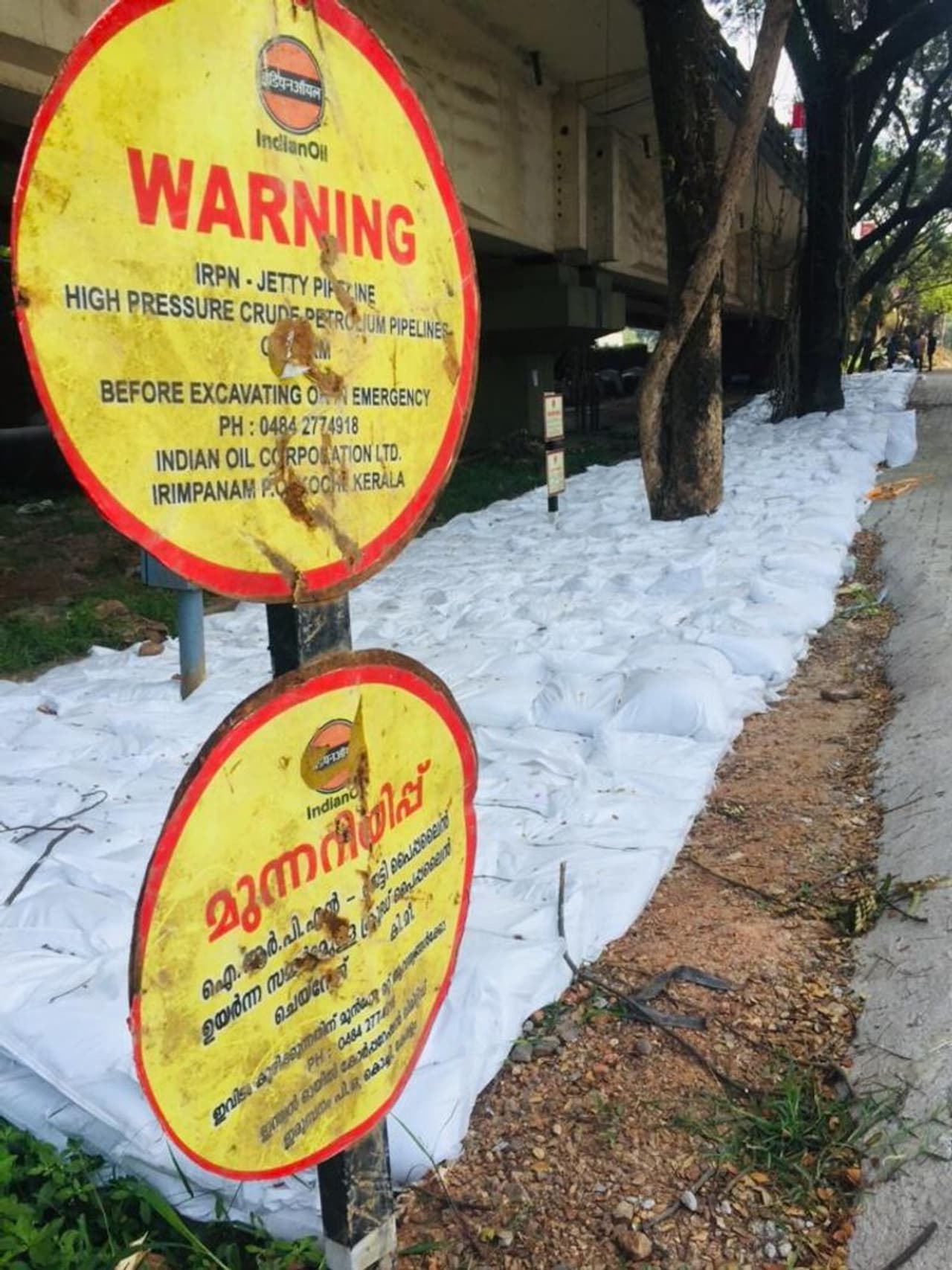 മരടിലെ ഫ്ലാറ്റുകള് പൊളിച്ചതിന് ശേഷം കെട്ടിടാവശിഷ്ടങ്ങൾ നീക്കം ചെയ്യുന്നതില് കാലതാമസമുണ്ടാകാൻ സാധ്യതയുണ്ടെന്ന് റിപ്പോര്ട്ടുകളുണ്ട്. ഇതോടെ, തിരികെ വീടുകളിലേക്കുള്ള മടക്കം വൈകുമെന്ന ആശങ്കയിലാണ് നാട്ടുകാർ. എത്രനാള് മാറിനില്ക്കേണ്ടി വരുമെന്ന കാര്യത്തില് അധികൃതർക്കും വ്യക്തതയില്ല. മരടിലെ ഫ്ലാറ്റുകള് പൊളിച്ചതിന് ശേഷം കെട്ടിടാവശിഷ്ടങ്ങൾ നീക്കം ചെയ്യുന്നതില് കാലതാമസമുണ്ടാകാൻ സാധ്യതയുണ്ടെന്ന് റിപ്പോര്ട്ടുകളുണ്ട്. ഇതോടെ, തിരികെ വീടുകളിലേക്കുള്ള മടക്കം വൈകുമെന്ന ആശങ്കയിലാണ് നാട്ടുകാർ. എത്രനാള് മാറിനില്ക്കേണ്ടി വരുമെന്ന കാര്യത്തില് അധികൃതർക്കും വ്യക്തതയില്ല.