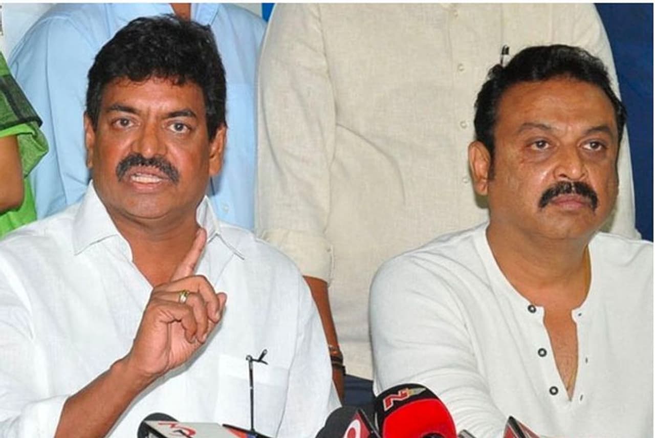 శివాజీ రాజా అధ్యక్షుడిగా: ప్రస్తుతం మా అసోసియేషన్ కు నరేష్ అధ్యక్షుడిగా ఉన్నారు. అంతకు ముందు శివాజీ రాజా అధ్యక్షడిగా పనిచేశారు. శివాజీ రాజా అధ్యక్షుడిగా ఉన్న సమయంలో నరేష్ ప్రధాన కార్యదర్శిగా ఉన్నారు. వీరిద్దరి మధ్య క్షణం కూడా పొసిగేది కాదు. శివాజీ రాజా అధ్యక్షుడిగా: ప్రస్తుతం మా అసోసియేషన్ కు నరేష్ అధ్యక్షుడిగా ఉన్నారు. అంతకు ముందు శివాజీ రాజా అధ్యక్షడిగా పనిచేశారు. శివాజీ రాజా అధ్యక్షుడిగా ఉన్న సమయంలో నరేష్ ప్రధాన కార్యదర్శిగా ఉన్నారు. వీరిద్దరి మధ్య క్షణం కూడా పొసిగేది కాదు.