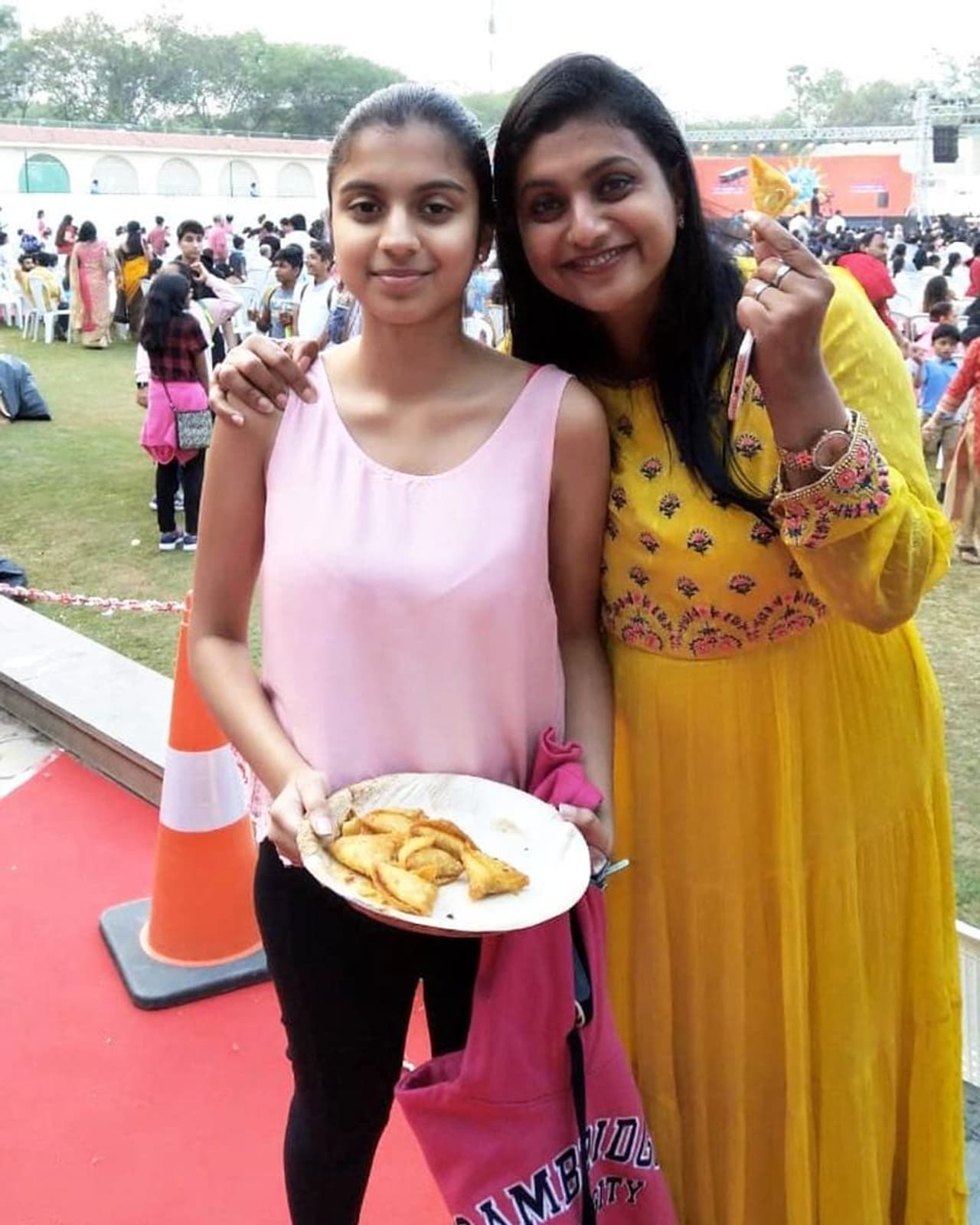 రోజా కూతురు అన్షుమాలికకు సంబందించిన ఫోటోలు మొదటిసారి సోషల్ మీడియాలో వైరల్ అవుతున్నాయి.