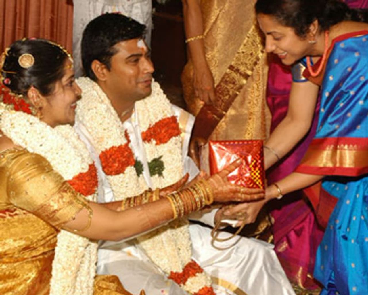 அன்பு பரிசு கொடுக்கும் சுகாசினி