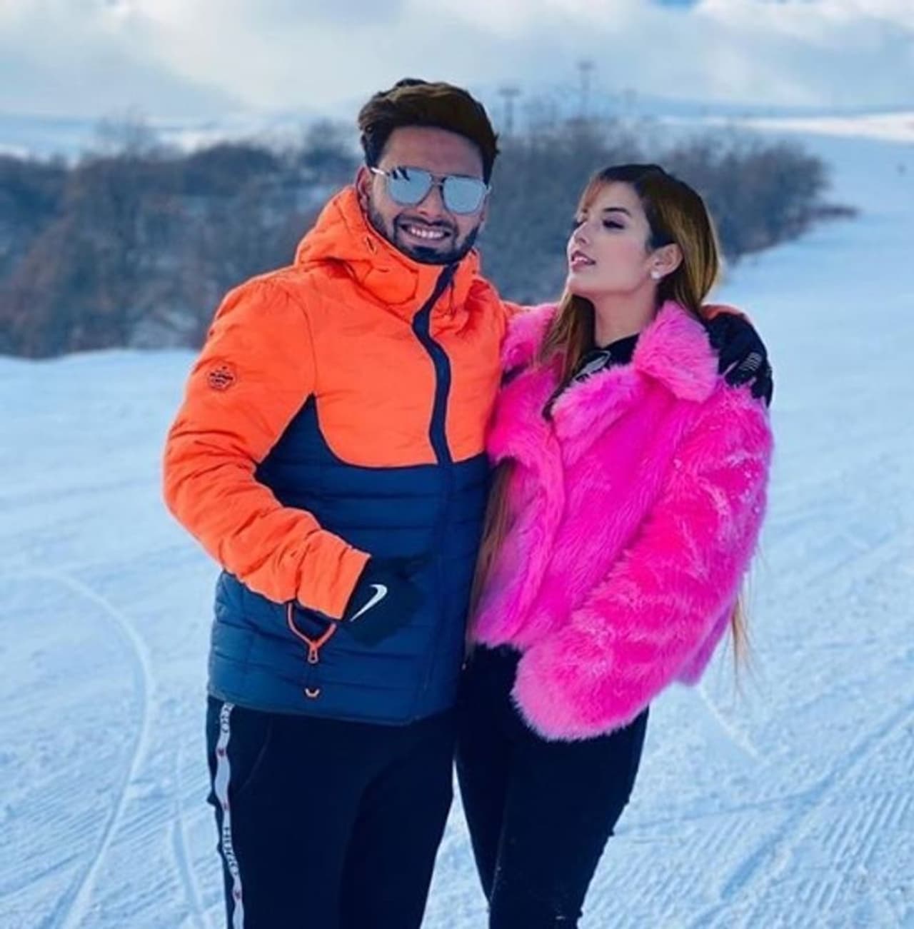 మొన్నటివరకు బ్యాక్ ఫ్లిఫ్స్ తో , ఫిట్నెస్ సంబంధించిన వీడియోస్ తో పాపులర్ గా ఉన్న భారత యువ వికెట్ కీపర్, డాషింగ్ బ్యాట్స్ మెన్ రిషబ్ పంత్ తాజాగా సోషల్ మీడియాలో వేరే విషయానికి తెగ పాపులర్ అవుతున్నాడు. మొన్నటివరకు బ్యాక్ ఫ్లిఫ్స్ తో , ఫిట్నెస్ సంబంధించిన వీడియోస్ తో పాపులర్ గా ఉన్న భారత యువ వికెట్ కీపర్, డాషింగ్ బ్యాట్స్ మెన్ రిషబ్ పంత్ తాజాగా సోషల్ మీడియాలో వేరే విషయానికి తెగ పాపులర్ అవుతున్నాడు.