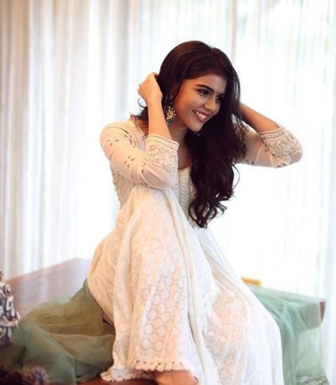 வெள்ளை சுடிதாரில் வேற லெவல் அழகு வெள்ளை சுடிதாரில் வேற லெவல் அழகு