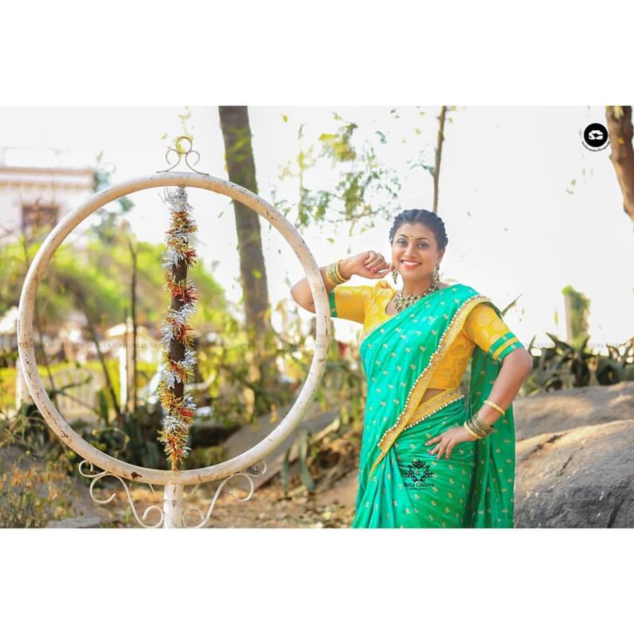 பச்சை நிற புடவையில் அசால்ட் செய்யும் ரோஜா