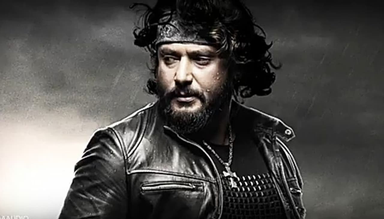 ನಟ ದರ್ಶನ್ ತಮ್ಮ ಹಿಂದಿನ ಚಿತ್ರಗಳ ರೀತಿ 'ರಾಬರ್ಟ್'ನಲ್ಲಿ ಕಾಣಿಸಿಕೊಂಡಿಲ್ಲ. ಅಷ್ಟರ ಮಟ್ಟಿಗೆ ಹೊಸ ಇಮೇಜ್ ನೊಂದಿಗೆ ಈ ಚಿತ್ರವನ್ನು ನಿರ್ದೇಶಕ ತರುಣ್ ಸುಧೀರ್ ರೂಪಿಸಿದ್ದಾರೆ. ನಟ ದರ್ಶನ್ ತಮ್ಮ ಹಿಂದಿನ ಚಿತ್ರಗಳ ರೀತಿ 'ರಾಬರ್ಟ್'ನಲ್ಲಿ ಕಾಣಿಸಿಕೊಂಡಿಲ್ಲ. ಅಷ್ಟರ ಮಟ್ಟಿಗೆ ಹೊಸ ಇಮೇಜ್ ನೊಂದಿಗೆ ಈ ಚಿತ್ರವನ್ನು ನಿರ್ದೇಶಕ ತರುಣ್ ಸುಧೀರ್ ರೂಪಿಸಿದ್ದಾರೆ.