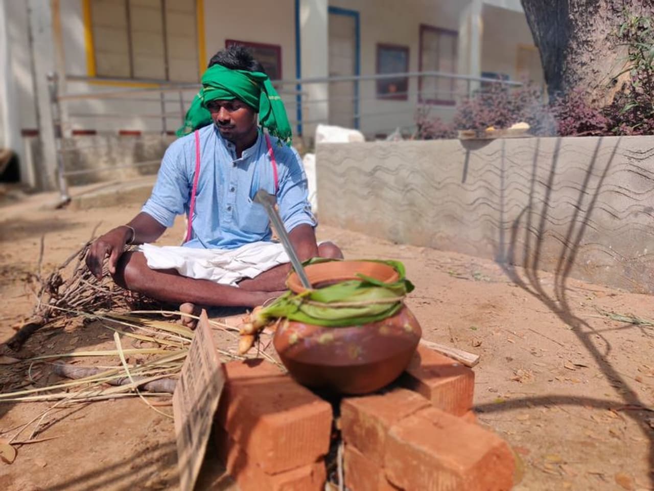 பொங்கல் வைக்க தயாராகும் ஒருவர் பொங்கல் வைக்க தயாராகும் ஒருவர்