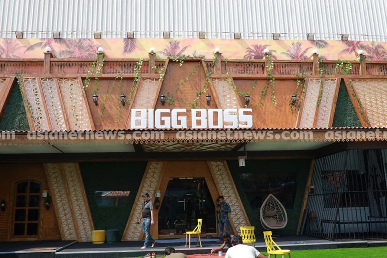 ഇതാണ് ബിഗ് ബോസ് സീസണ്‍ രണ്ടിലെ വീട്ടിലേക്കുള്ള പ്രവേശകവാടം. ഇത് കടന്ന് അകത്തെത്തിയാല്‍ നിങ്ങളെ കാത്തിരിക്കുന്നത് ഒരു അത്ഭുത ലോകമാണ്.