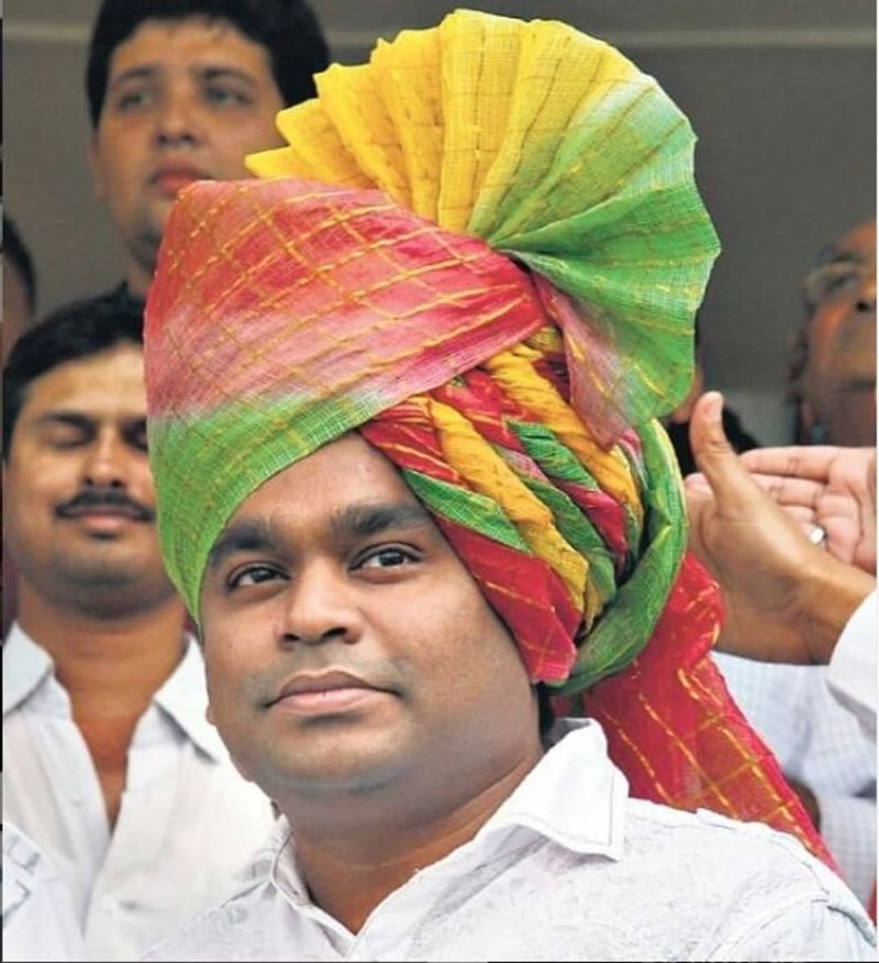 ರೆಹಮಾನ್ ಮೂಲತಃ ಹಿಂದೂ. ಇವರ ಮೊದಲ ಹೆಸರು ದಿಲೀಪ್ ಕುಮಾರ್. ಕಾರಣಾಂತರದಿಂದ ಇಸ್ಲಾಂಗೆ ಮತಾಂತರಗೊಂಡಿದ್ದಾರೆ. ರೆಹಮಾನ್ ಮೂಲತಃ ಹಿಂದೂ. ಇವರ ಮೊದಲ ಹೆಸರು ದಿಲೀಪ್ ಕುಮಾರ್. ಕಾರಣಾಂತರದಿಂದ ಇಸ್ಲಾಂಗೆ ಮತಾಂತರಗೊಂಡಿದ್ದಾರೆ.