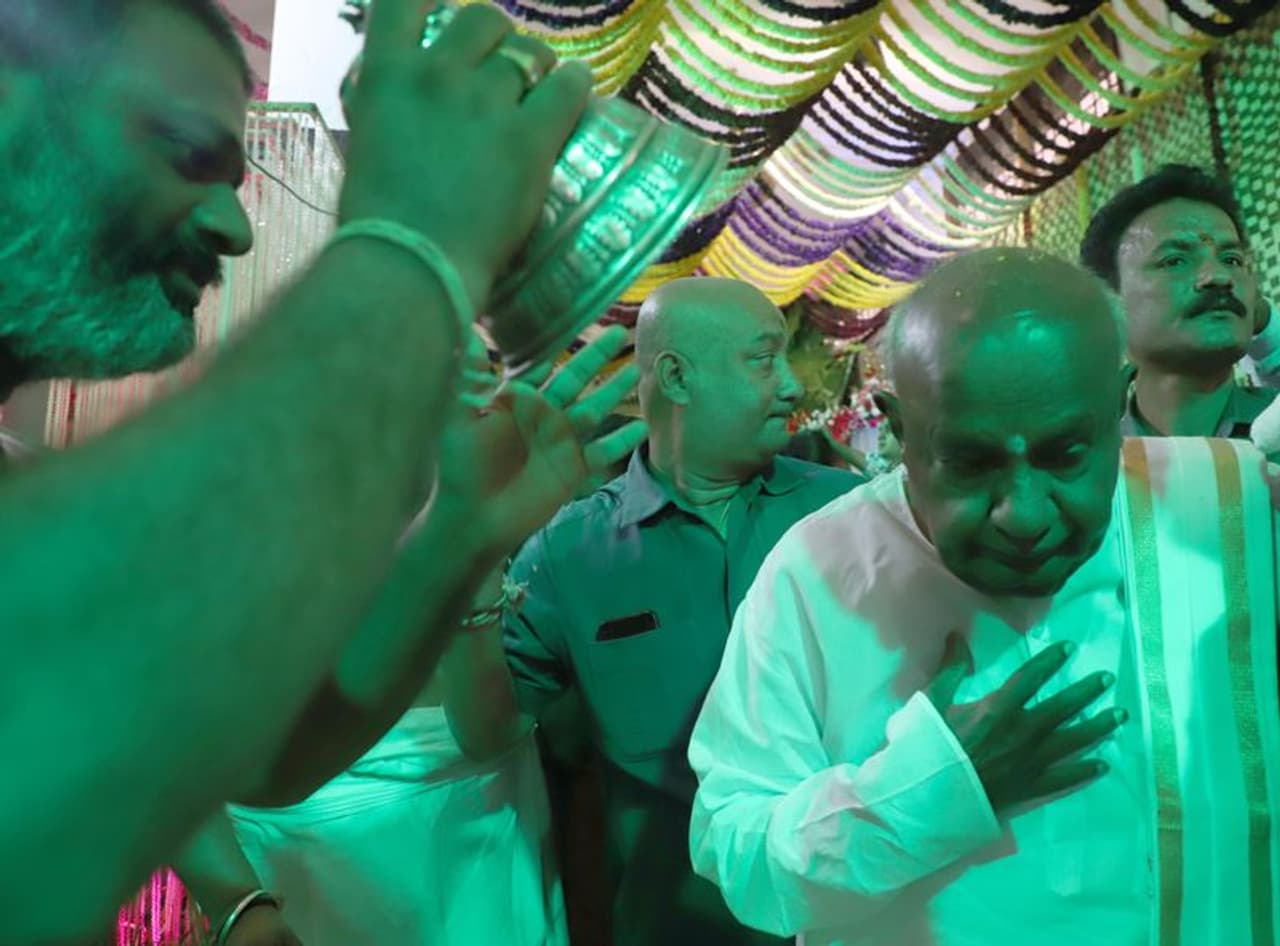 ವೈಕುಂಠ ಏಕಾದಶಿ ಹಿನ್ನೆಲೆಯಲ್ಲಿ ರಾಜಾಜಿನಗರದಲ್ಲಿರುವ ದೇವಾಲಯಕ್ಕೆ ಭೇಟಿ ನೀಡಿ ದರ್ಶನ ಪಡೆದ ಮಾಜಿ ಪ್ರಧಾನಿ ಎಚ್ ಡಿ ದೇವೇಗೌಡ ವೈಕುಂಠ ಏಕಾದಶಿ ಹಿನ್ನೆಲೆಯಲ್ಲಿ ರಾಜಾಜಿನಗರದಲ್ಲಿರುವ ದೇವಾಲಯಕ್ಕೆ ಭೇಟಿ ನೀಡಿ ದರ್ಶನ ಪಡೆದ ಮಾಜಿ ಪ್ರಧಾನಿ ಎಚ್ ಡಿ ದೇವೇಗೌಡ