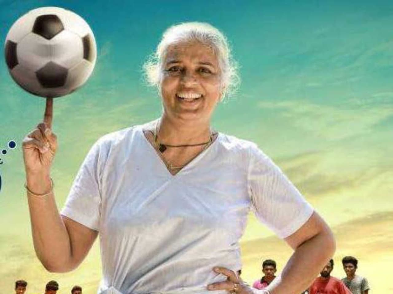 രാജിനി ചാണ്ടി : ബിഗ് ബോസിലെ ഏറ്റവും മുതിർന്ന താരം. പട്ടാളച്ചിട്ടയാണ് രാജിനി ചാണ്ടിയുടെ മുഖമുദ്ര. എല്ലാം കൃത്യമായി പട്ടാളച്ചിട്ടയോടെ നടക്കണം. അവനവന്റെ ചിട്ടകൾക്കനുസരിച്ച് ജീവിച്ചാൽ മാത്രം രാജിനി ചാണ്ടി സംതൃപ്തയാവില്ല. ചുറ്റുമുള്ളവരും അങ്ങനെ ജീവിക്കുന്നുണ്ടെന്ന് അവർ ഉറപ്പു വരുത്തുകയും ചെയ്യും . ഇത് എന്തൊക്കെ സംഘര്ഷങ്ങളാണ് ആ വീടിനുള്ളിൽ ഉണ്ടാക്കാൻ പോകുന്നത് എന്ന് നമുക്ക് കാത്തിരുന്ന് കാണാം. രാജിനി ചാണ്ടി : ബിഗ് ബോസിലെ ഏറ്റവും മുതിർന്ന താരം. പട്ടാളച്ചിട്ടയാണ് രാജിനി ചാണ്ടിയുടെ മുഖമുദ്ര. എല്ലാം കൃത്യമായി പട്ടാളച്ചിട്ടയോടെ നടക്കണം. അവനവന്റെ ചിട്ടകൾക്കനുസരിച്ച് ജീവിച്ചാൽ മാത്രം രാജിനി ചാണ്ടി സംതൃപ്തയാവില്ല. ചുറ്റുമുള്ളവരും അങ്ങനെ ജീവിക്കുന്നുണ്ടെന്ന് അവർ ഉറപ്പു വരുത്തുകയും ചെയ്യും . ഇത് എന്തൊക്കെ സംഘര്ഷങ്ങളാണ് ആ വീടിനുള്ളിൽ ഉണ്ടാക്കാൻ പോകുന്നത് എന്ന് നമുക്ക് കാത്തിരുന്ന് കാണാം.