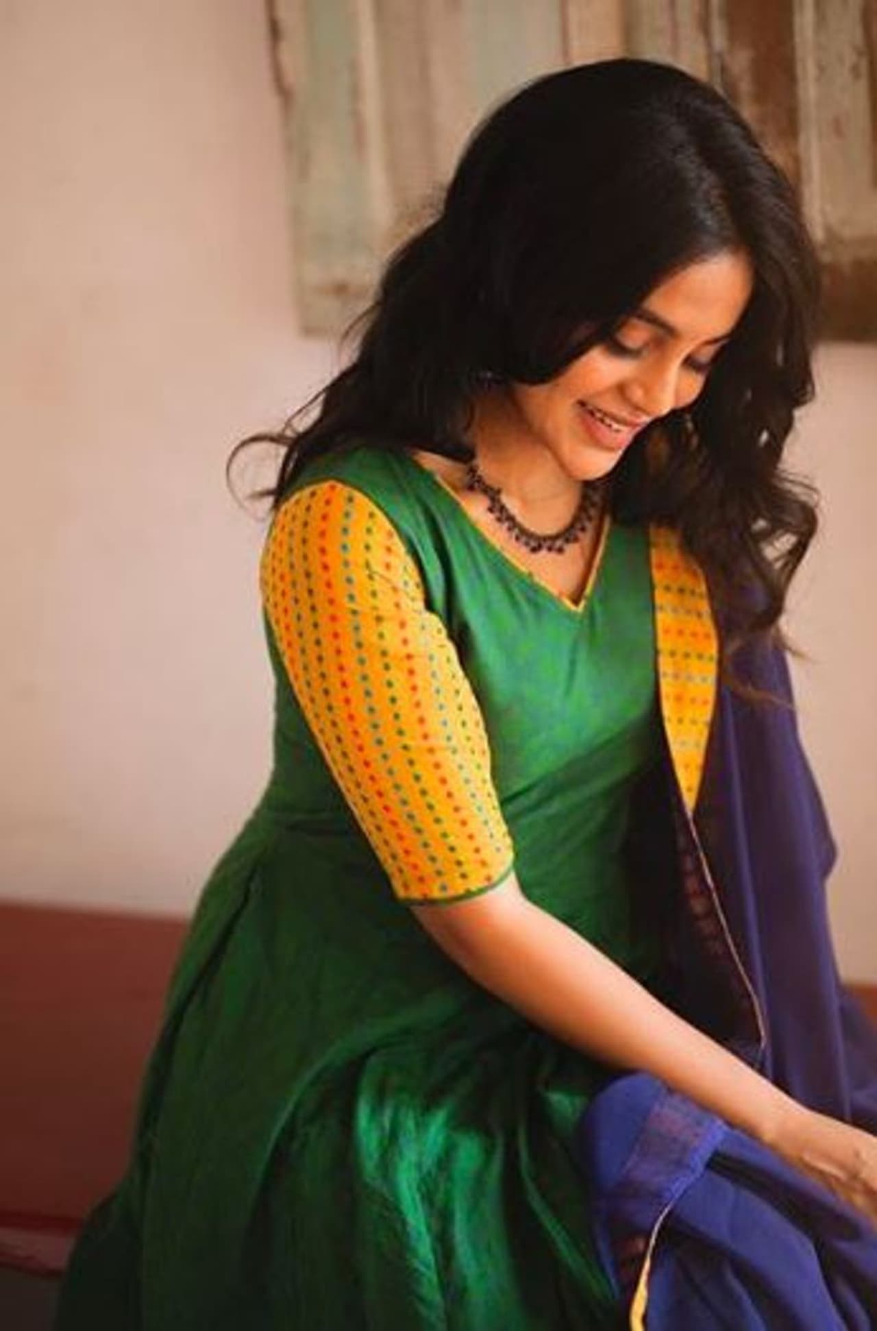 பச்சை நிற சுடிதாரில் பளபளக்கும் சிரிப்பு