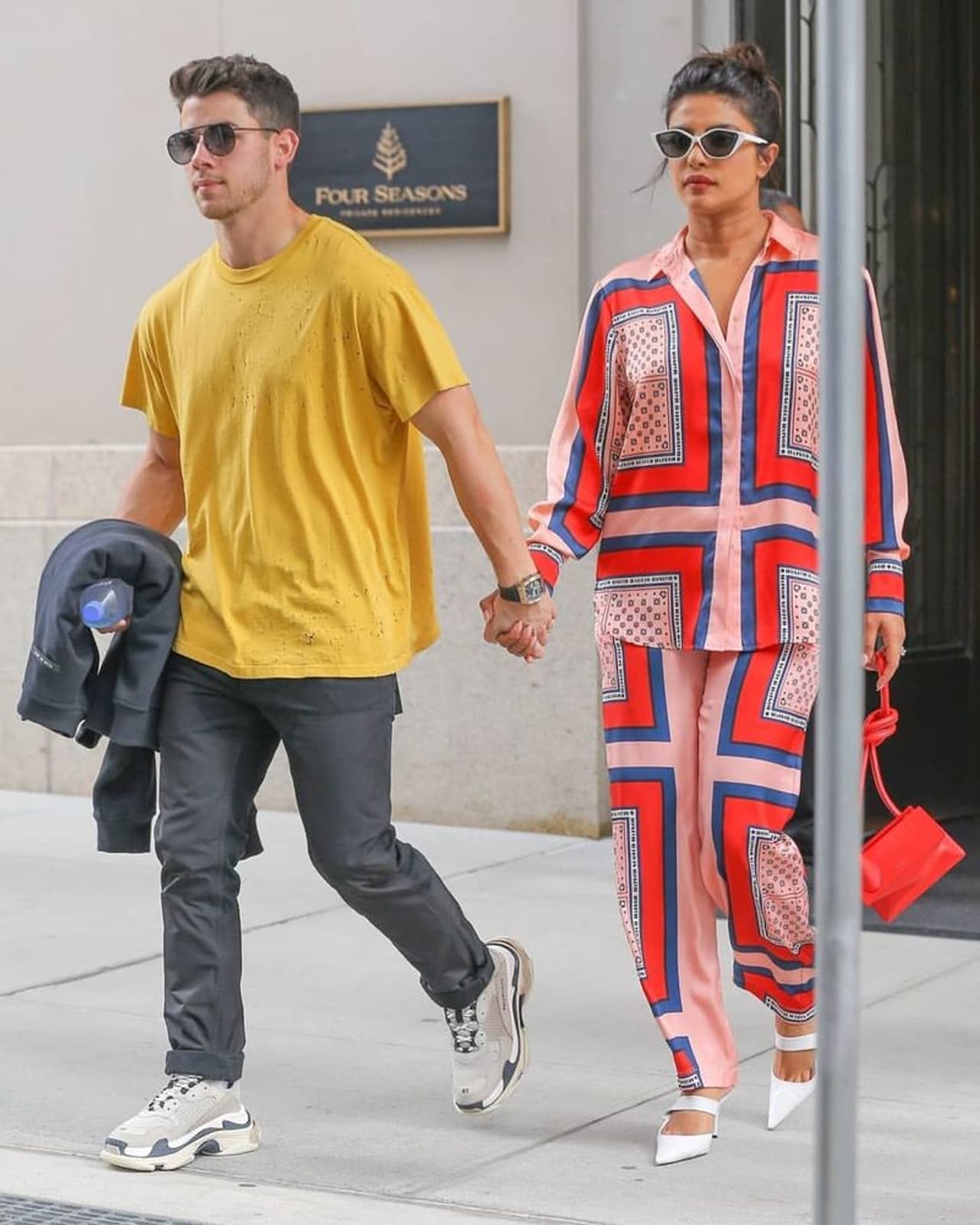 கணவருடன் கைகோர்த்து செல்லும் பிரியங்கா சோப்ரா