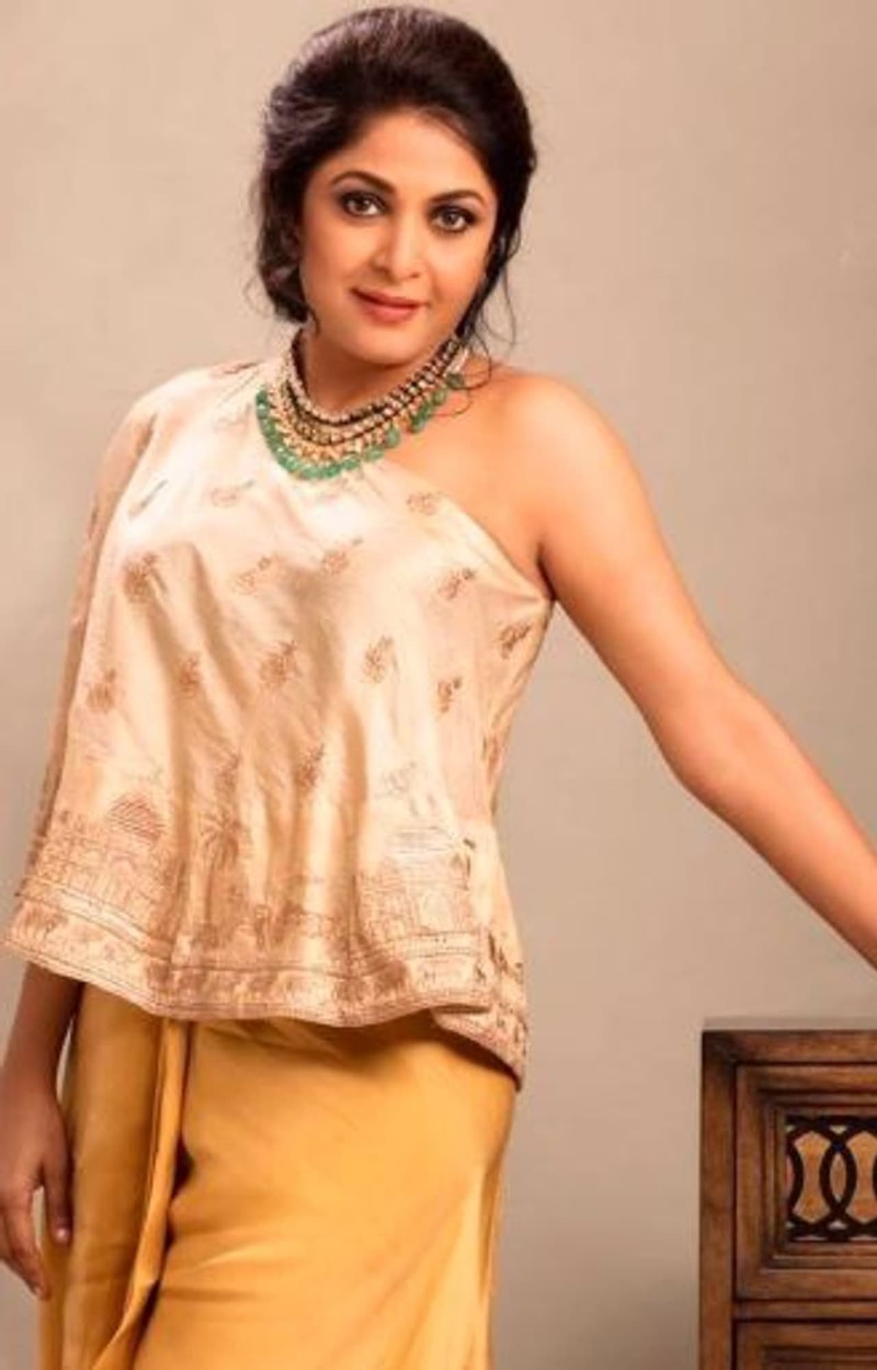 மாடர்ன் உடையில் அசத்தல்