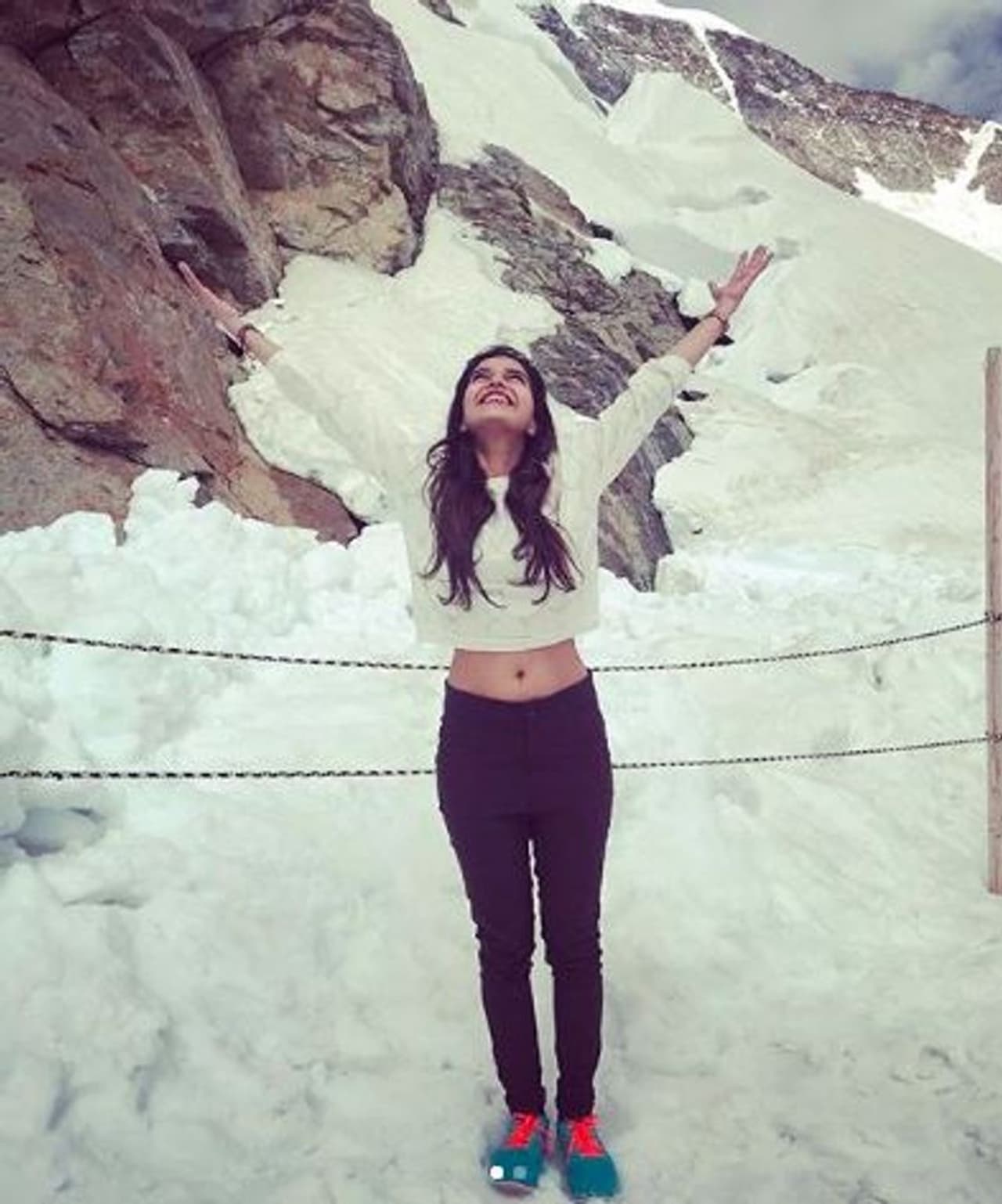 ஒல்லி பெல்லி இடுப்பை காட்டி குளிர் பிரதேசத்தில் ஹாட் போஸ் ஒல்லி பெல்லி இடுப்பை காட்டி குளிர் பிரதேசத்தில் ஹாட் போஸ்